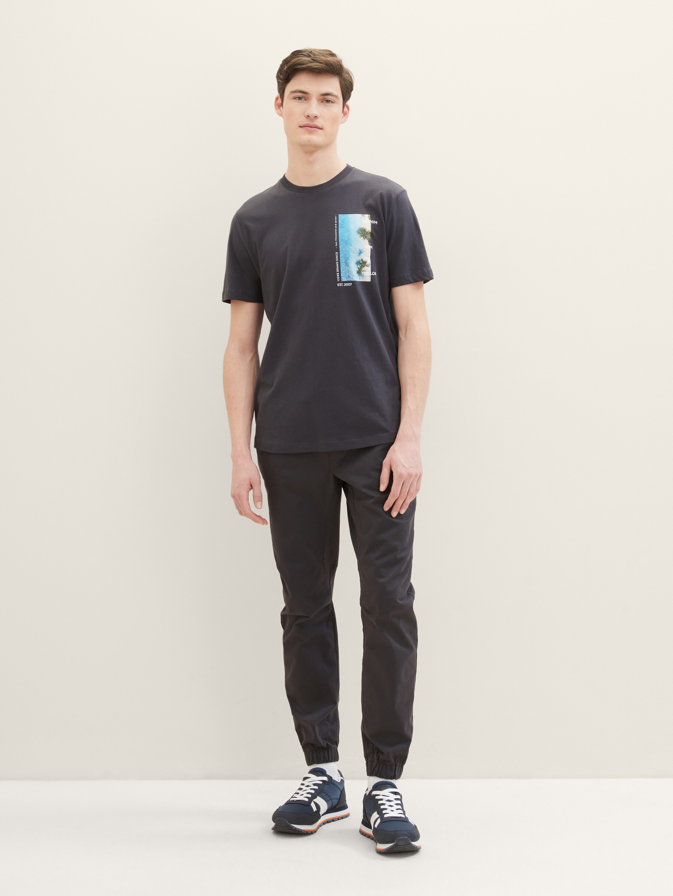 T-Shirt mit Bio-Baumwolle - coal grey - Model-Vorderansicht