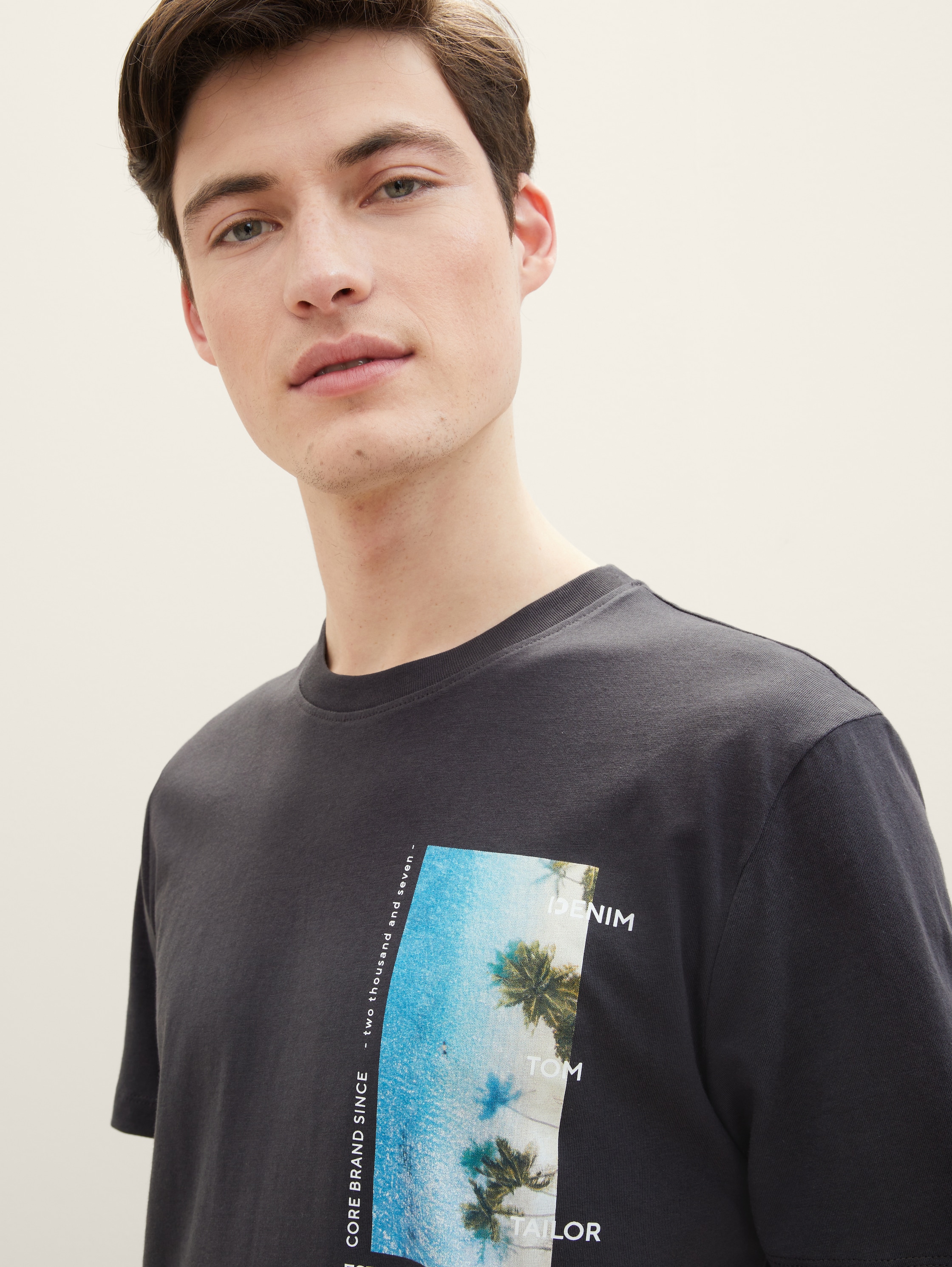 T-Shirt mit Bio-Baumwolle - coal grey - Detail-Model-Ansicht