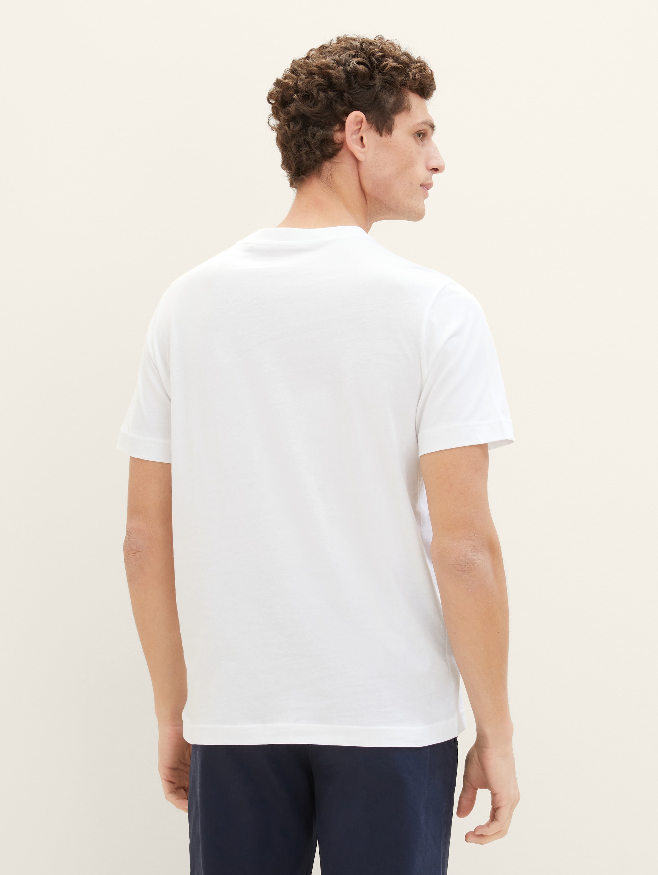 T-Shirt mit Logo Print - White - Auschnitt Model-Rückansicht