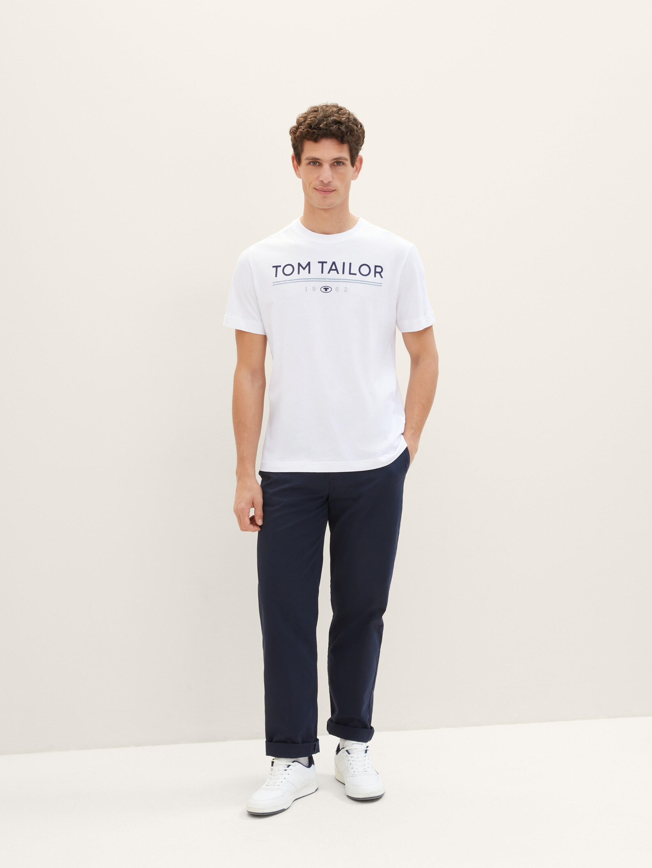 T-Shirt mit Logo Print - White - Model-Vorderansicht