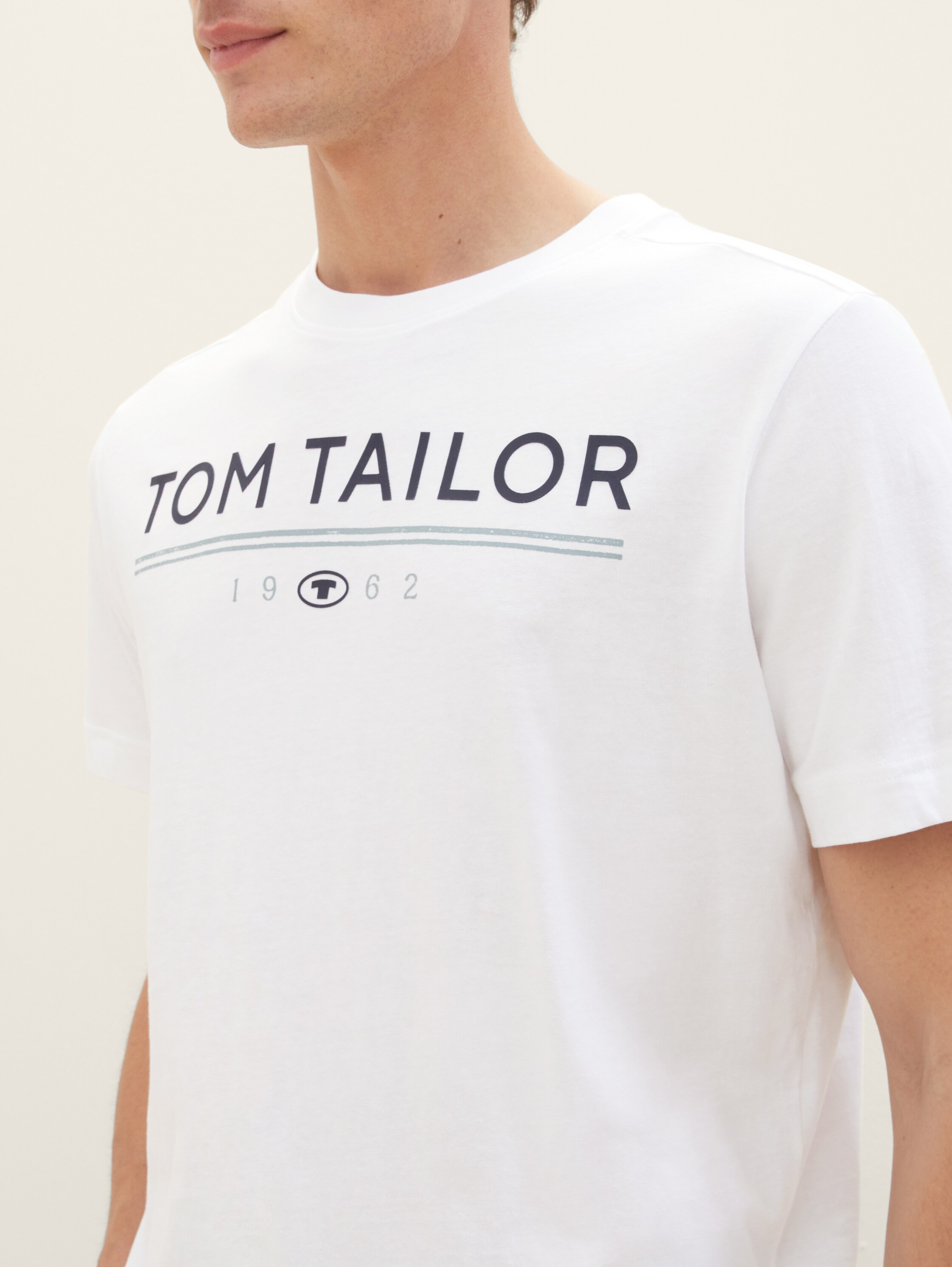 T-Shirt mit Logo Print - White - Detail-Model-Ansicht