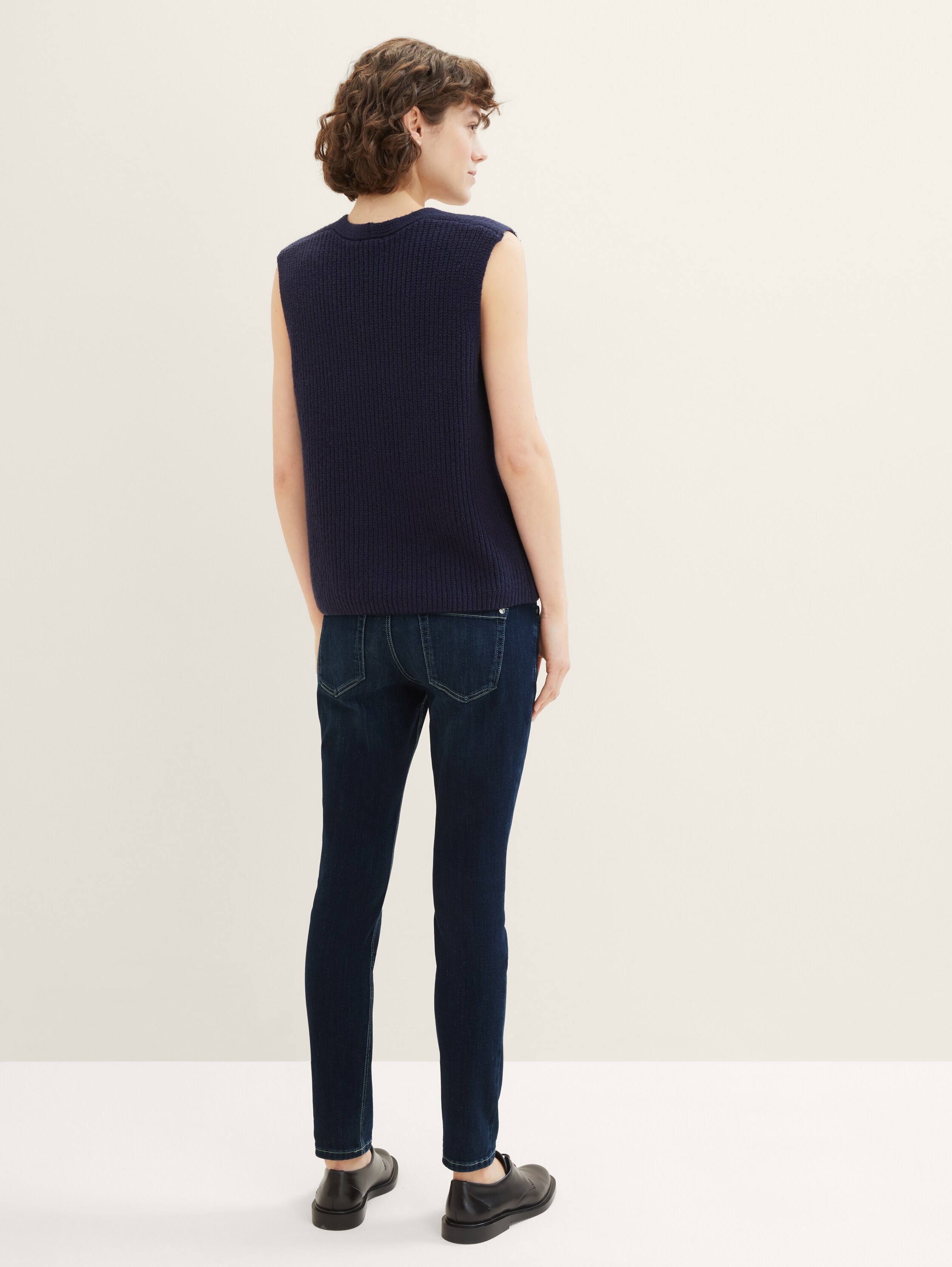 TTTAPERED jeans met gerecycled katoen - Rinsed Blue Denim - Neklijn model-achteraanzicht