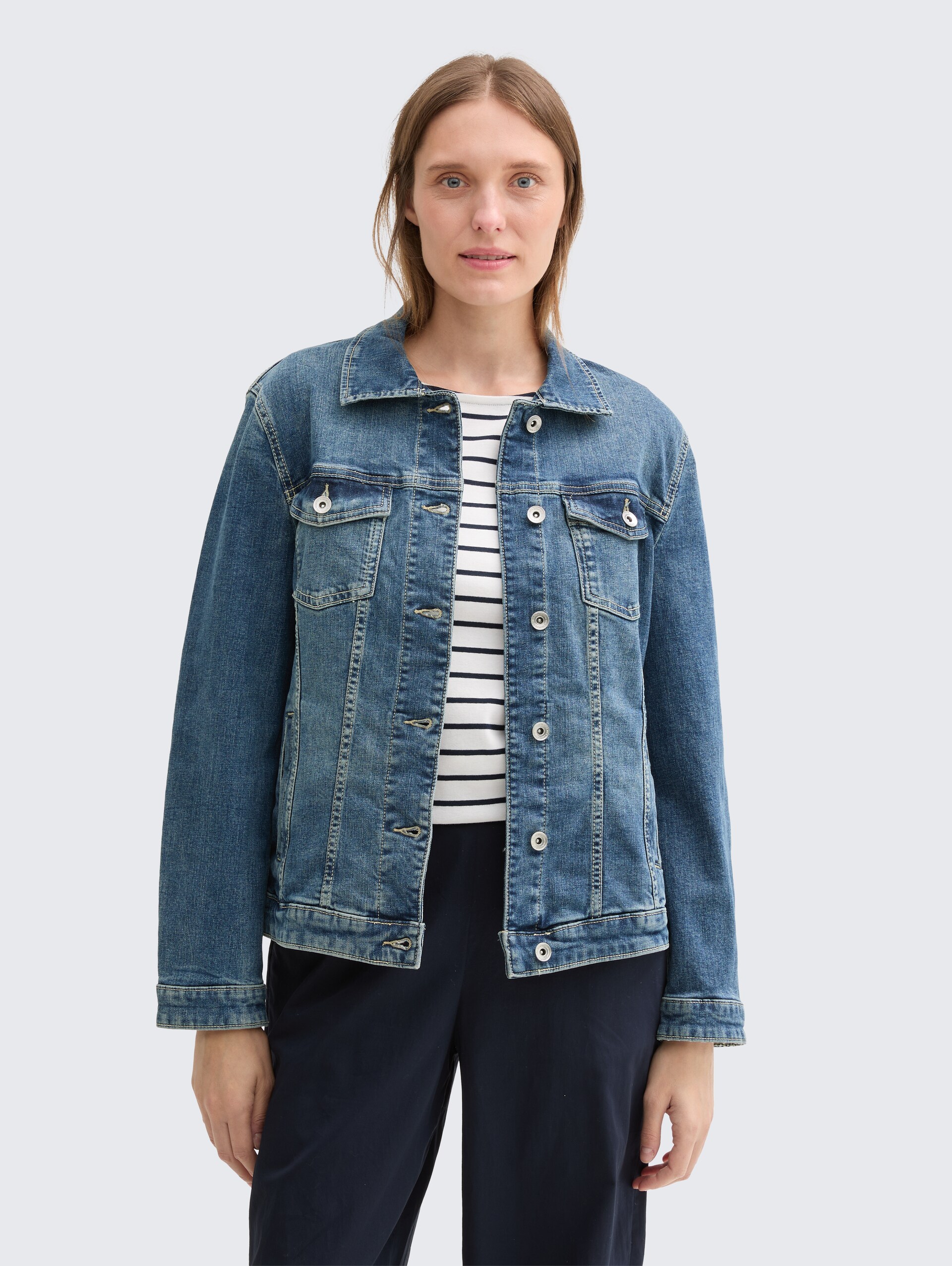 Jeansjacke mit recycelter Baumwolle - Used Dark Stone Blue Denim - Model-Vorderansicht
