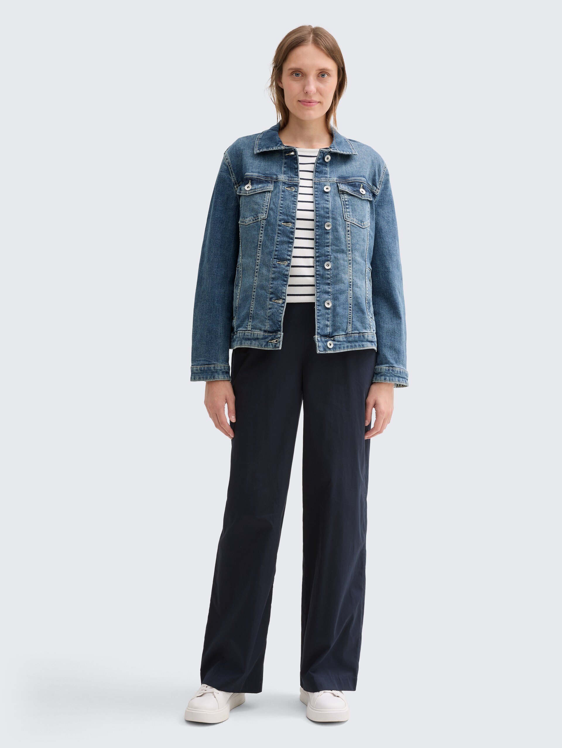 Jeansjacke mit recycelter Baumwolle - Used Dark Stone Blue Denim - seitliche Model-Ansicht