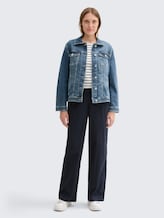 Jeansjacke mit recycelter Baumwolle - Used Dark Stone Blue Denim - seitliche Model-Ansicht