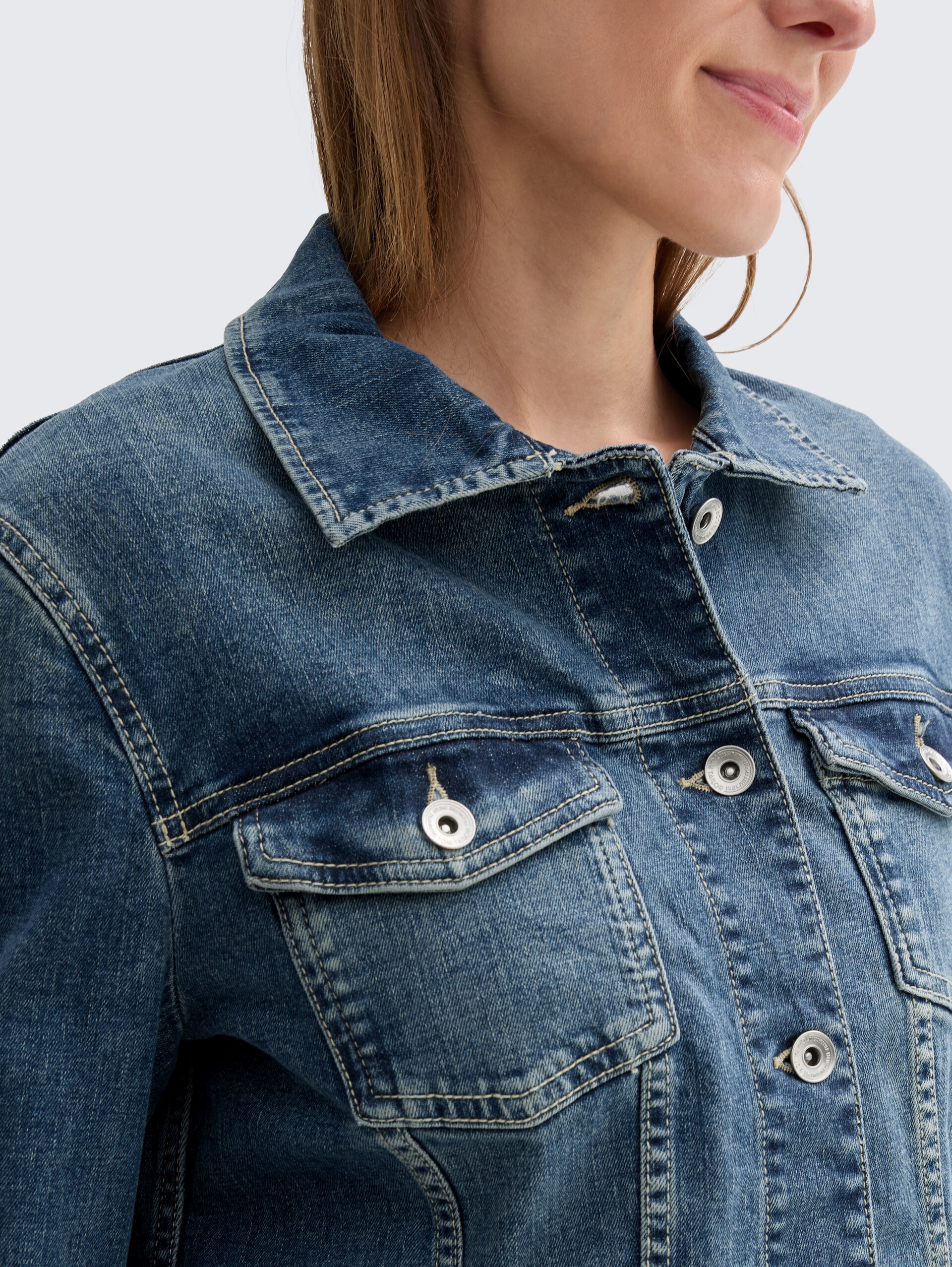 Jeansjacke mit recycelter Baumwolle - Used Dark Stone Blue Denim - Detail-Model-Ansicht