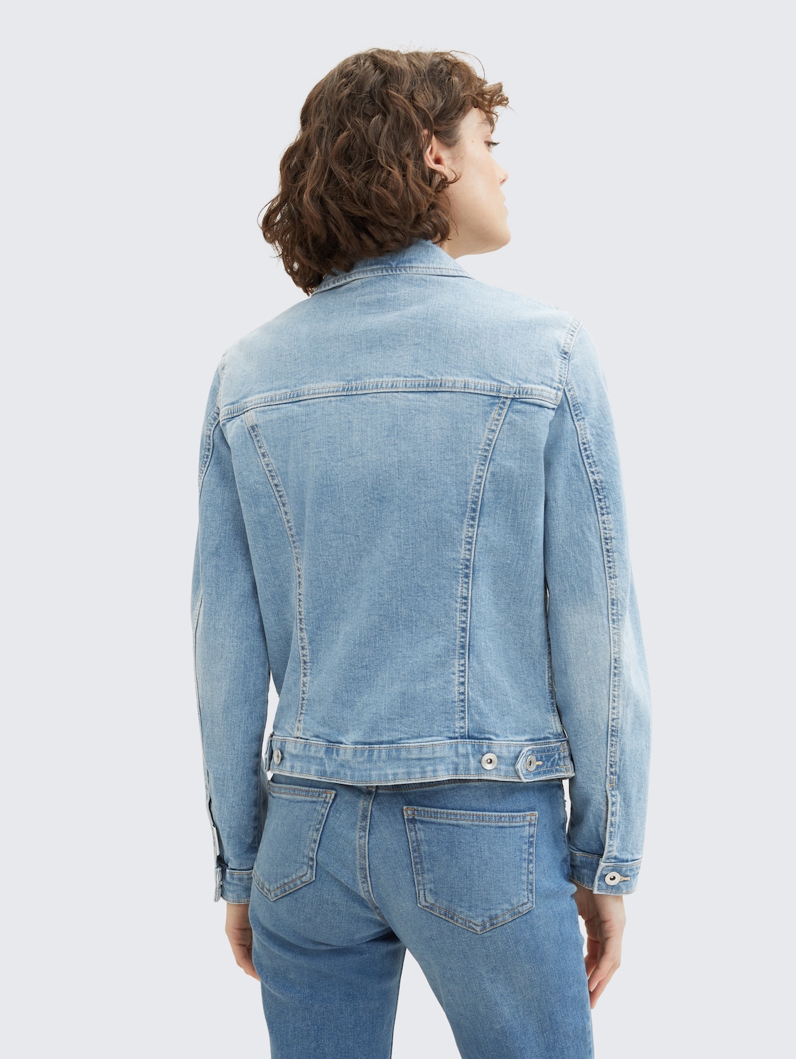 Jeansjacke mit recycelter Baumwolle - Light Stone Blue Denim - Model-Rückansicht