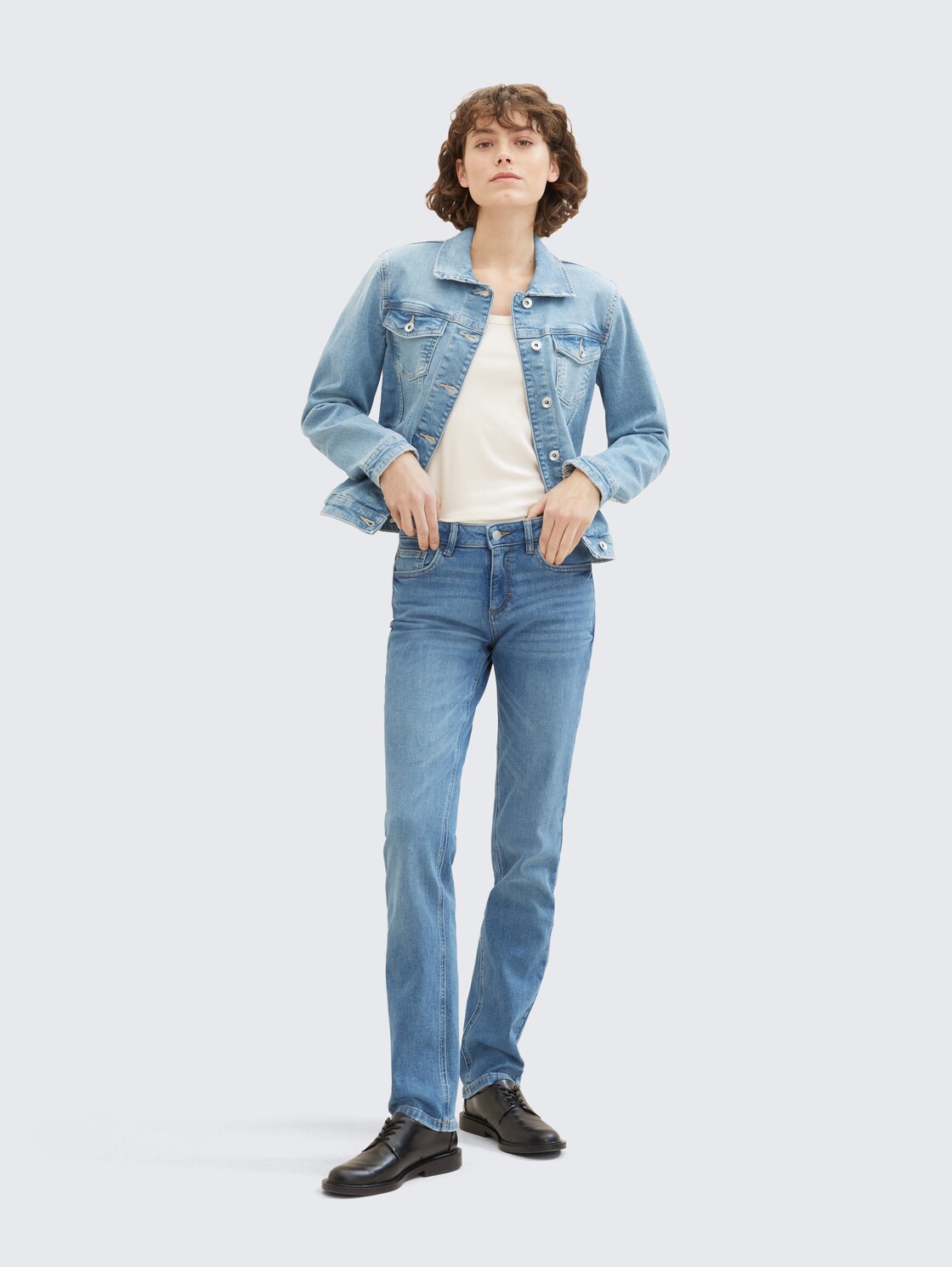 Jeansjacke mit recycelter Baumwolle - Light Stone Blue Denim - seitliche Model-Ansicht