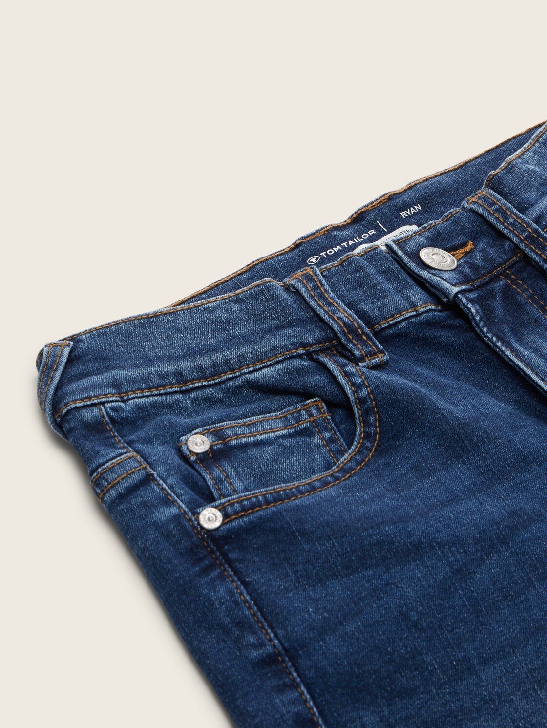 TTRYAN Jeans mit Stretch - Stone Blue Denim - Detail-Model-Ansicht