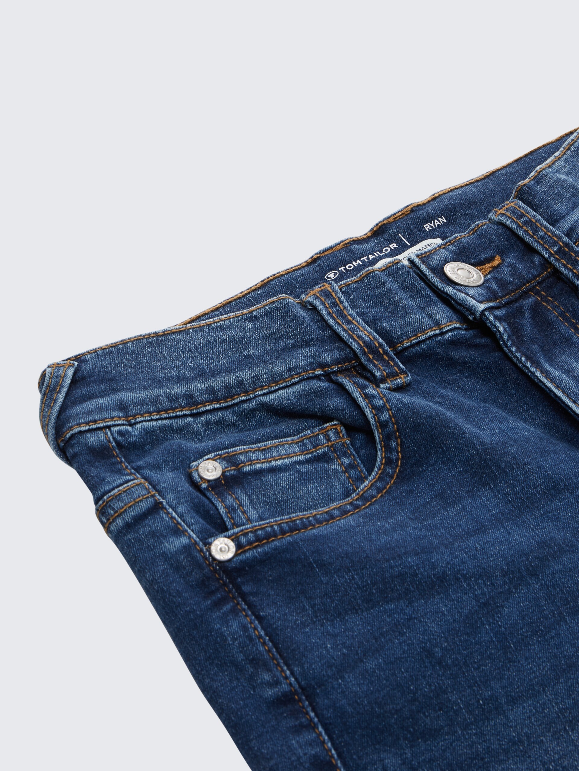 TTRYAN Jeans mit Stretch - Stone Blue Denim - Detail-Model-Ansicht
