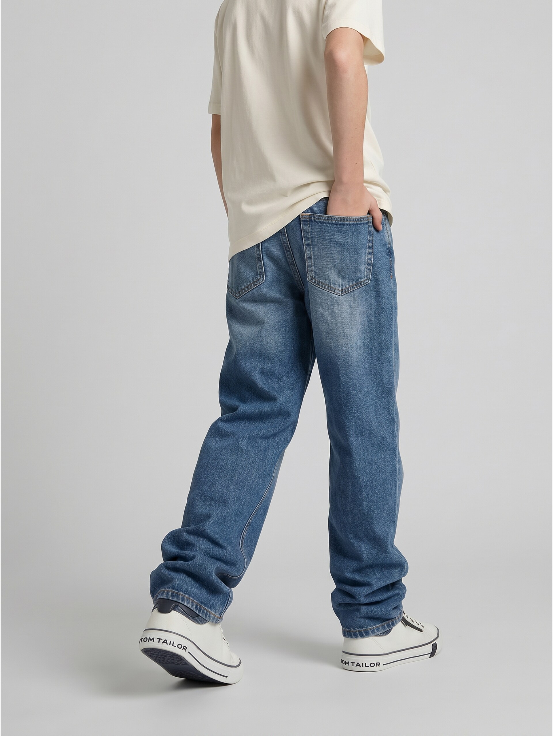 Baggy Jeans - Blue Denim - Neckline model-back view