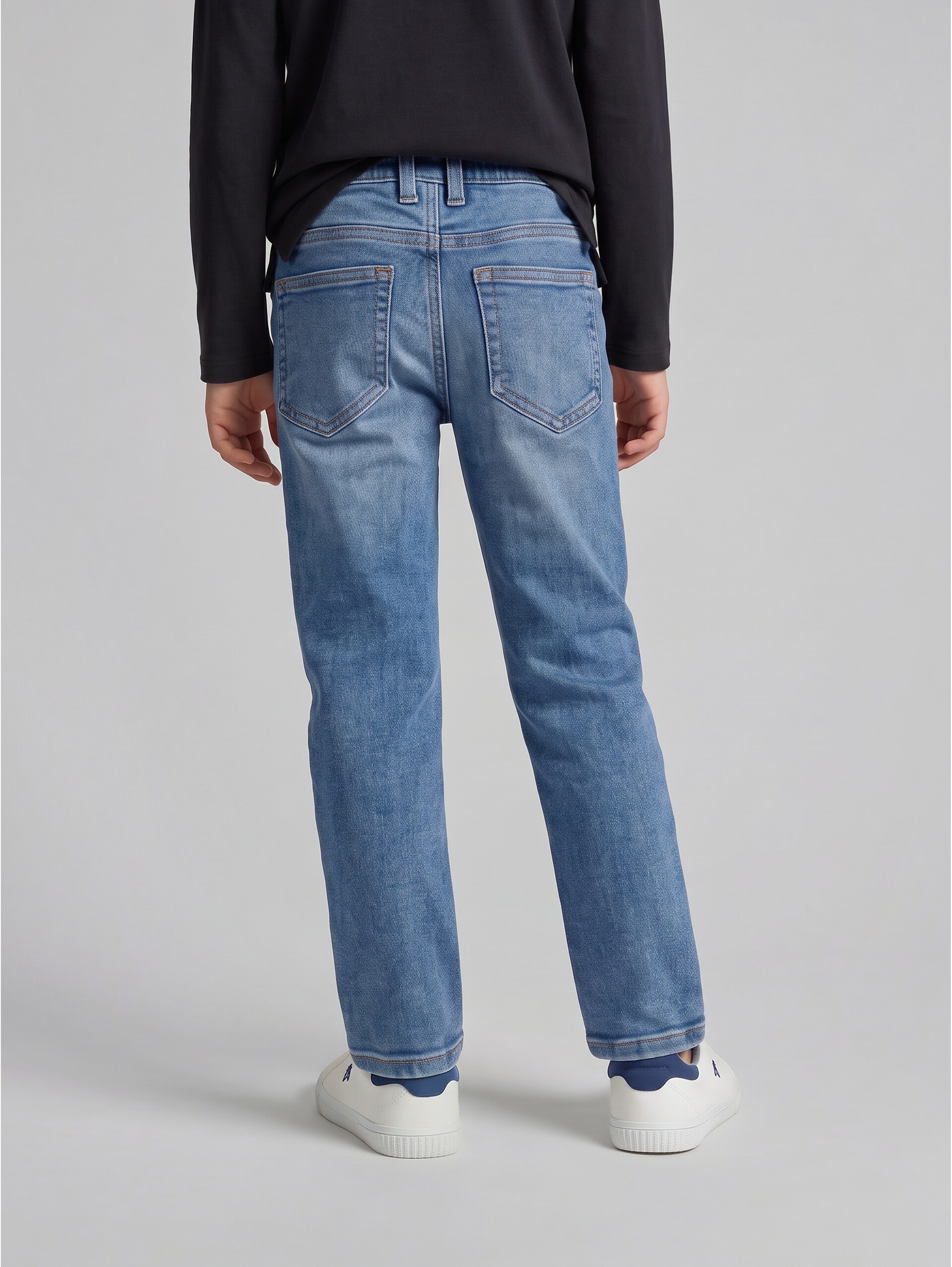 TIM SLIM Jeans mit Stretch - Stone Blue Denim - Auschnitt Model-Rückansicht