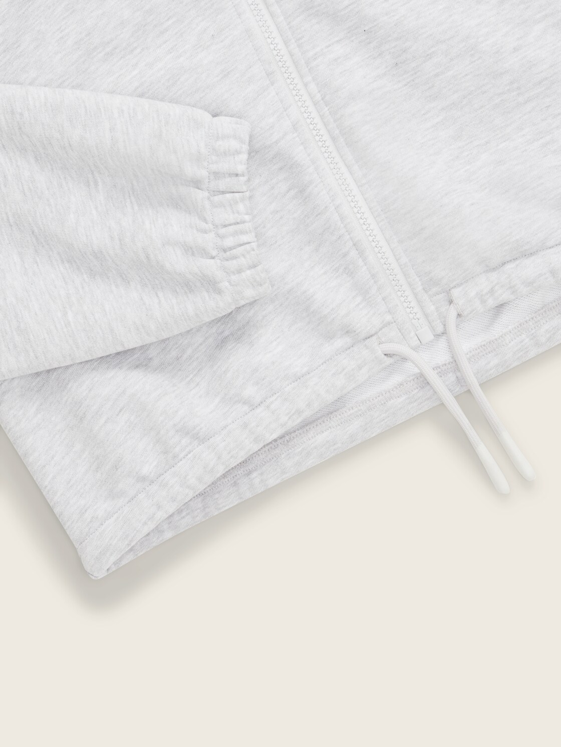 Cropped Hoodie Sweatjacke mit Kordelzug - Light Stone Grey Melange - Detail-Model-Ansicht