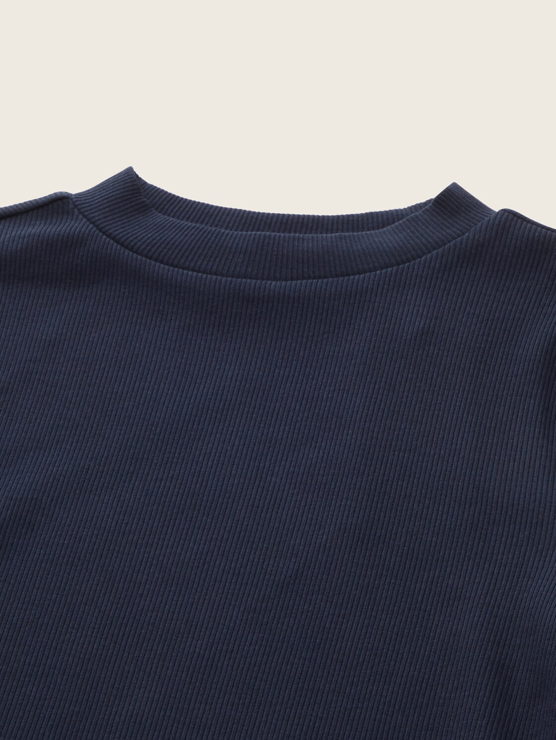 Cropped T-Shirt mit Rippstruktur - sky captain blue - Detail-Model-Ansicht