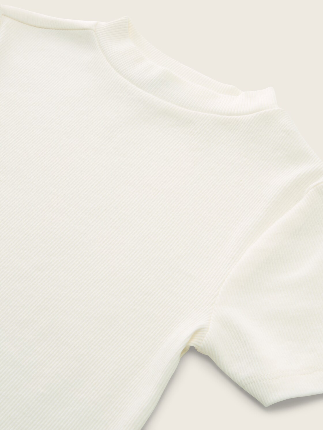 Cropped T-Shirt mit Rippstruktur - Wool White - Detail-Model-Ansicht