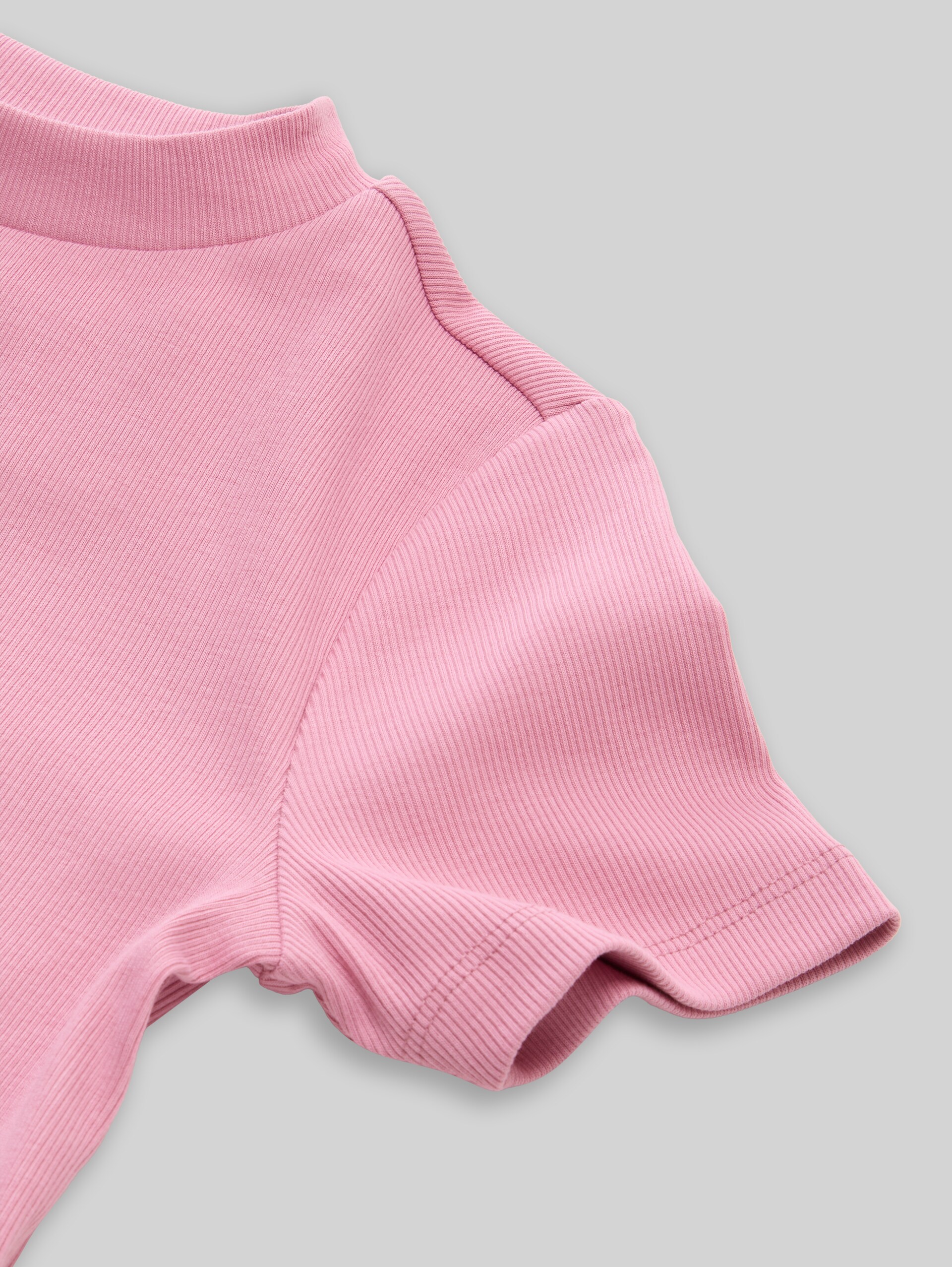 Cropped T-Shirt mit Rippstruktur - Soft Blush Rose - Detail-Model-Ansicht