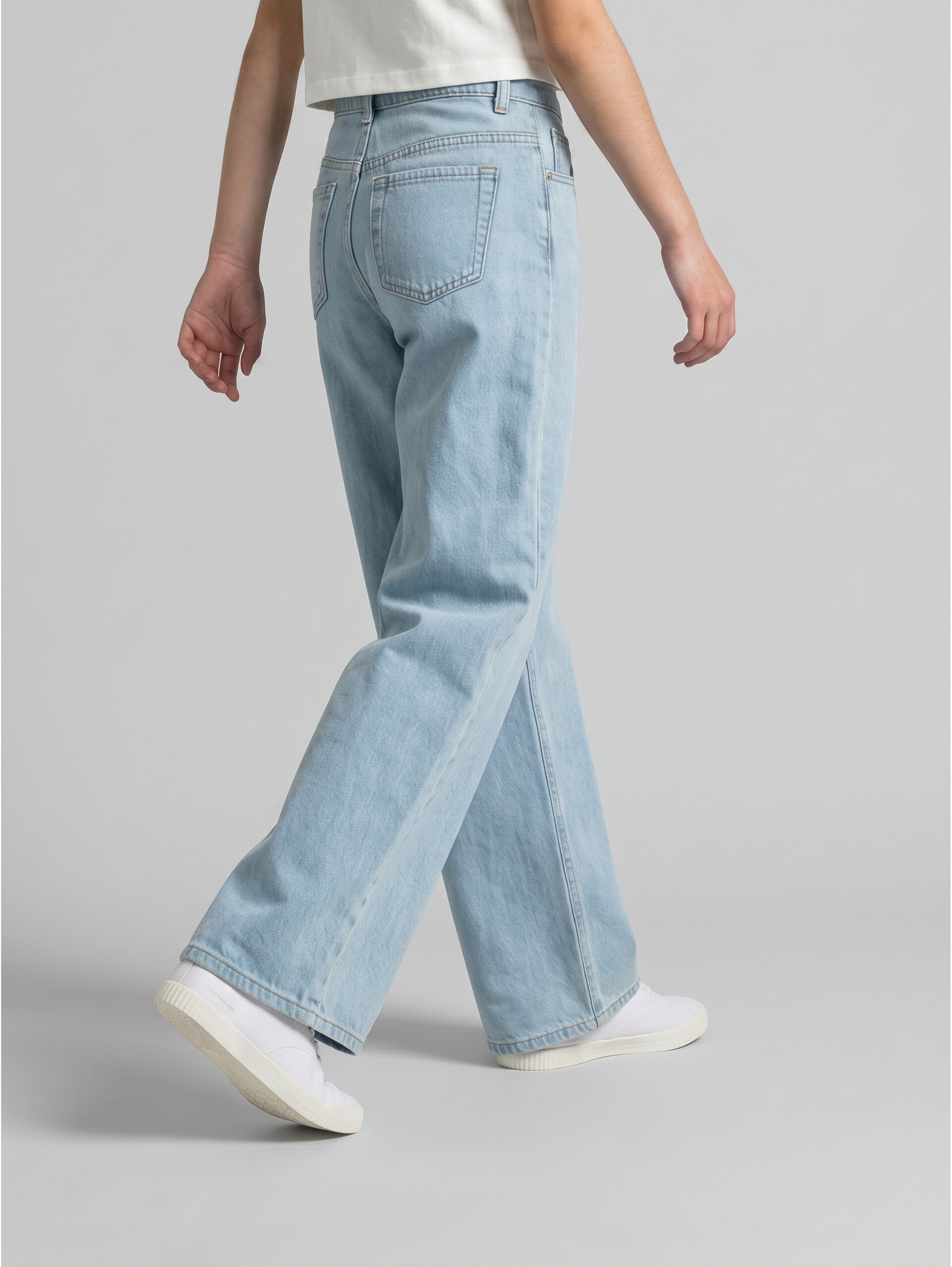 Wide Leg Jeans - Clean Bleached Blue Denim - Auschnitt Model-Rückansicht