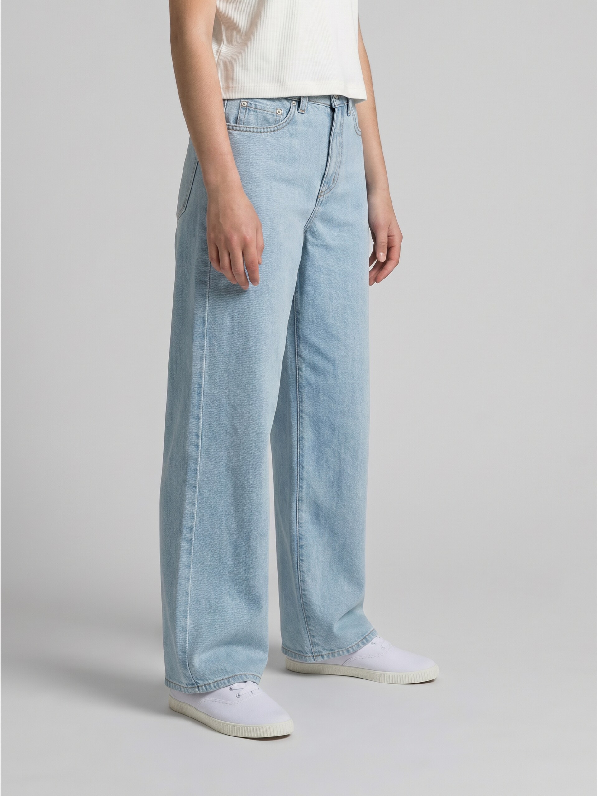 Wide Leg Jeans - Clean Bleached Blue Denim - Ausschnitt Model-Vorderansicht