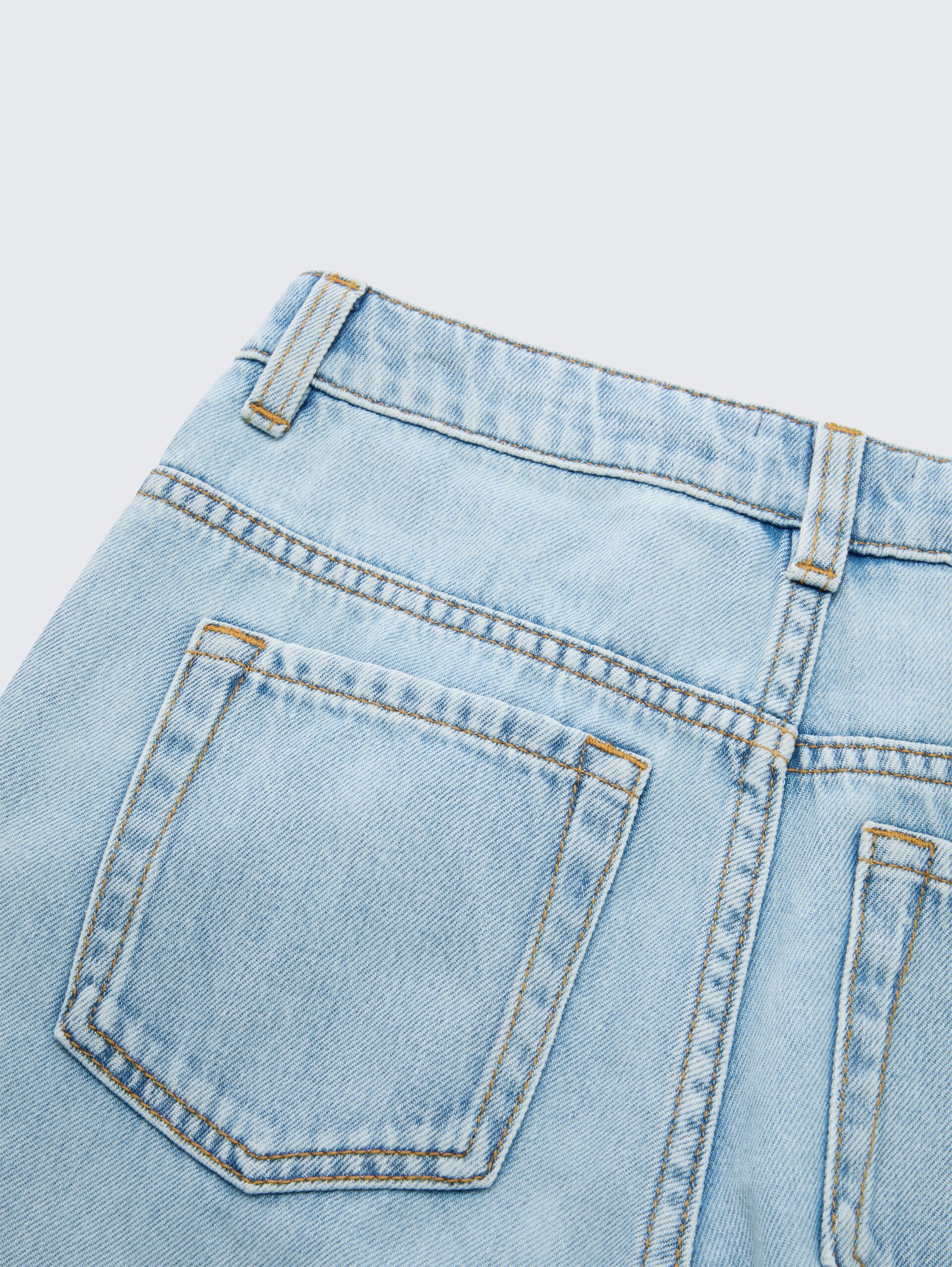 Wide Leg Jeans - Clean Bleached Blue Denim - Detail-Model-Ansicht