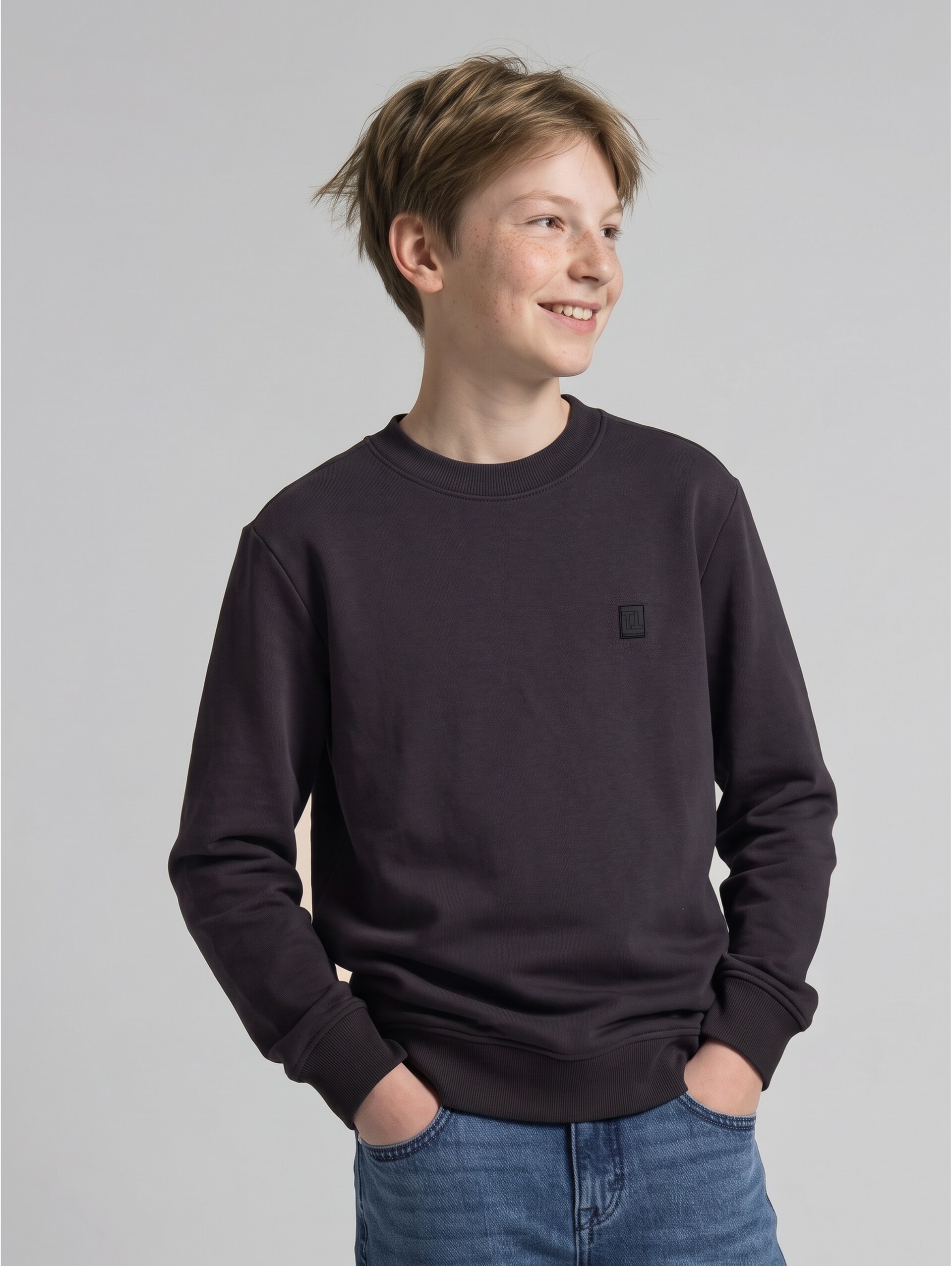 Sweat basique en coton - coal grey - Découpe Vue de face du modèle