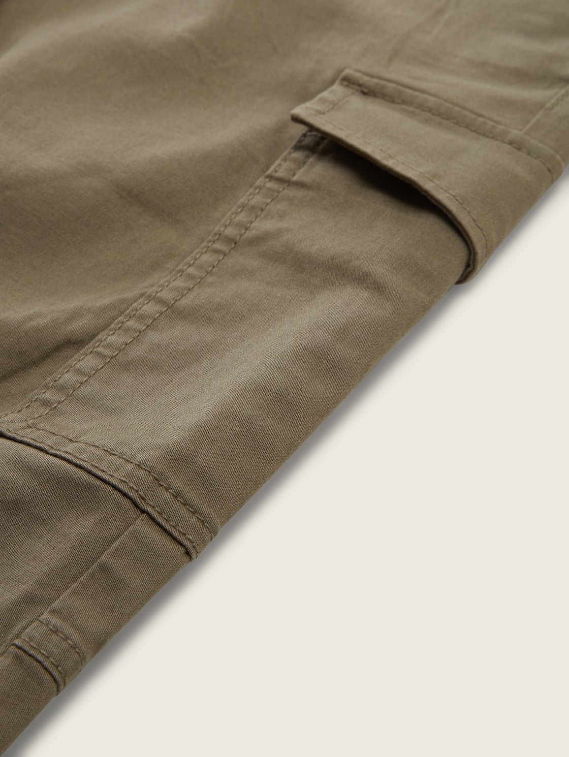 Cargo Hose mit aufgesetzten Taschen - Dusty Olive Green - Detail-Model-Ansicht
