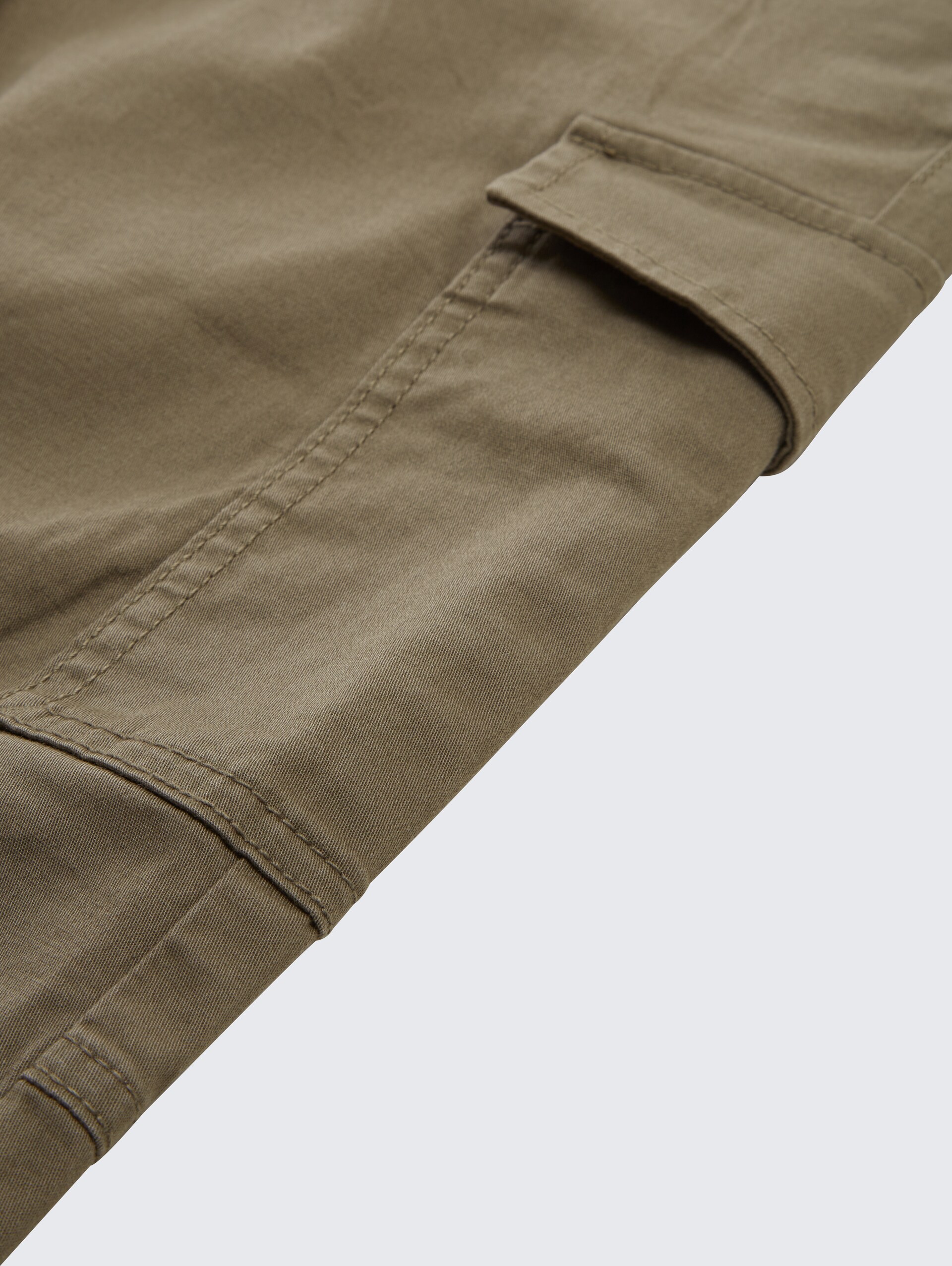 Cargo Hose mit aufgesetzten Taschen - Dusty Olive Green - Detail-Model-Ansicht