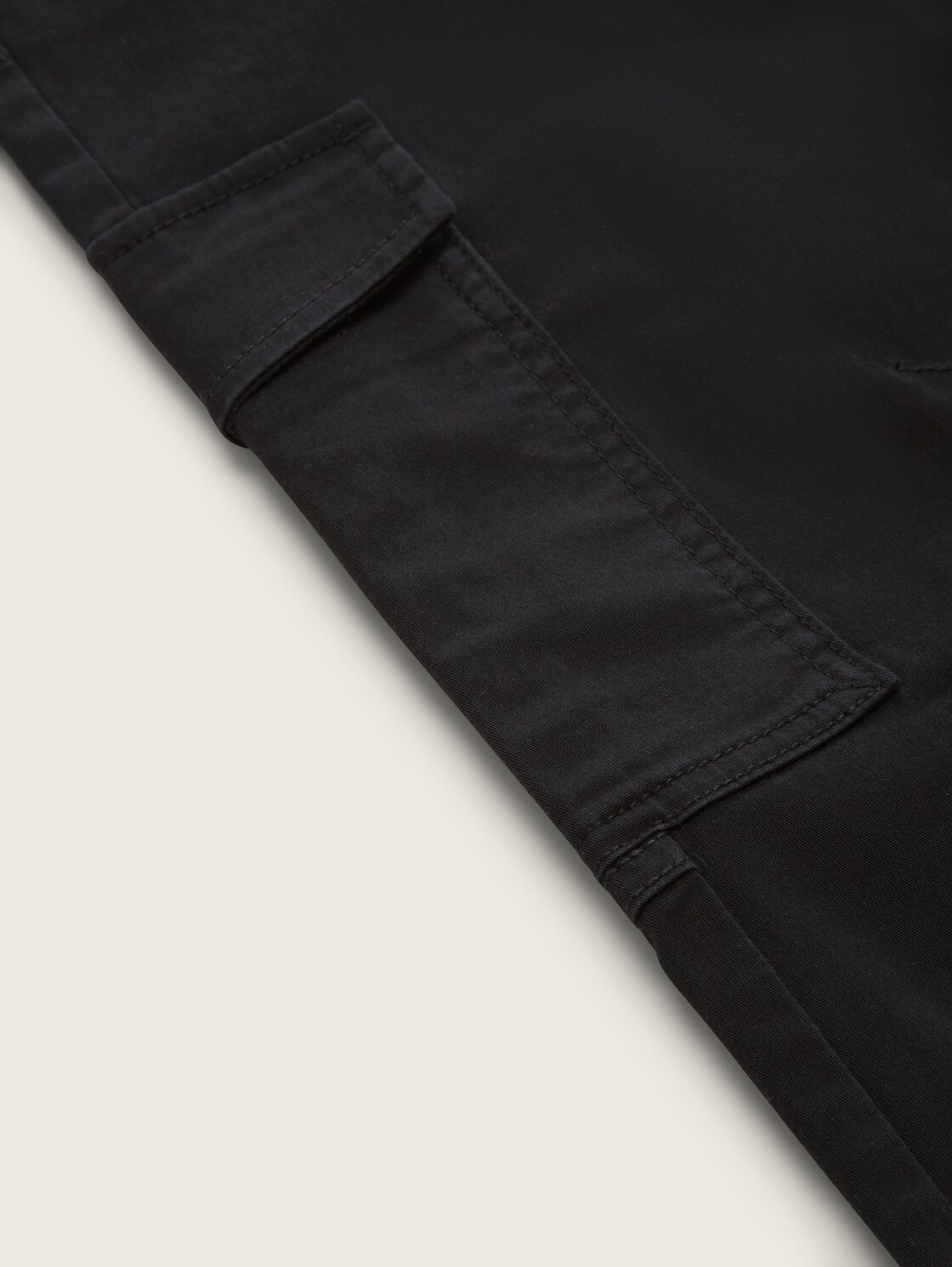 Cargo Hose mit aufgesetzten Taschen - Black - Detail-Model-Ansicht