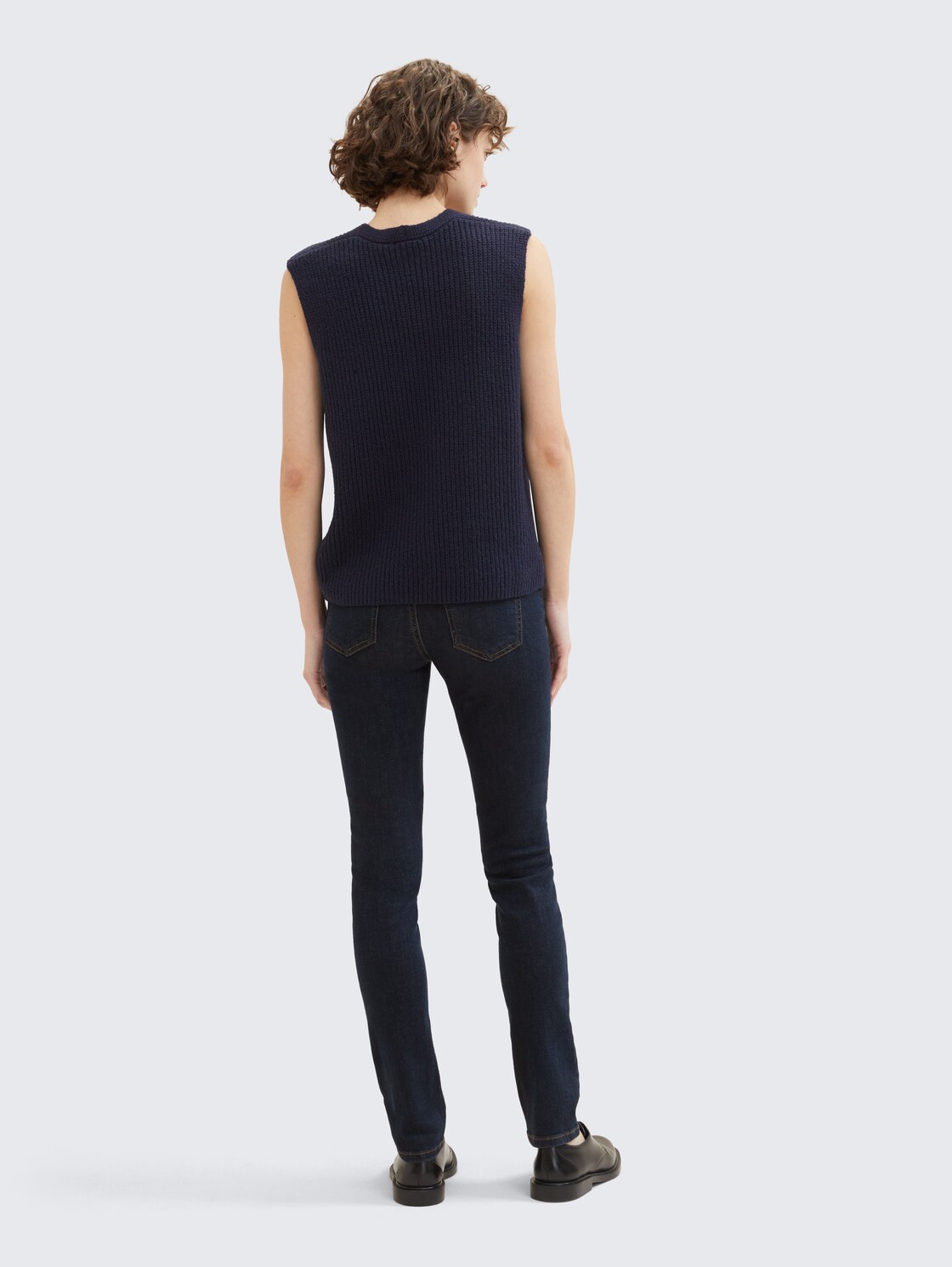 TTALEXA SLIM Jeans - Clean Rinsed Blue Denim - Auschnitt Model-Rückansicht
