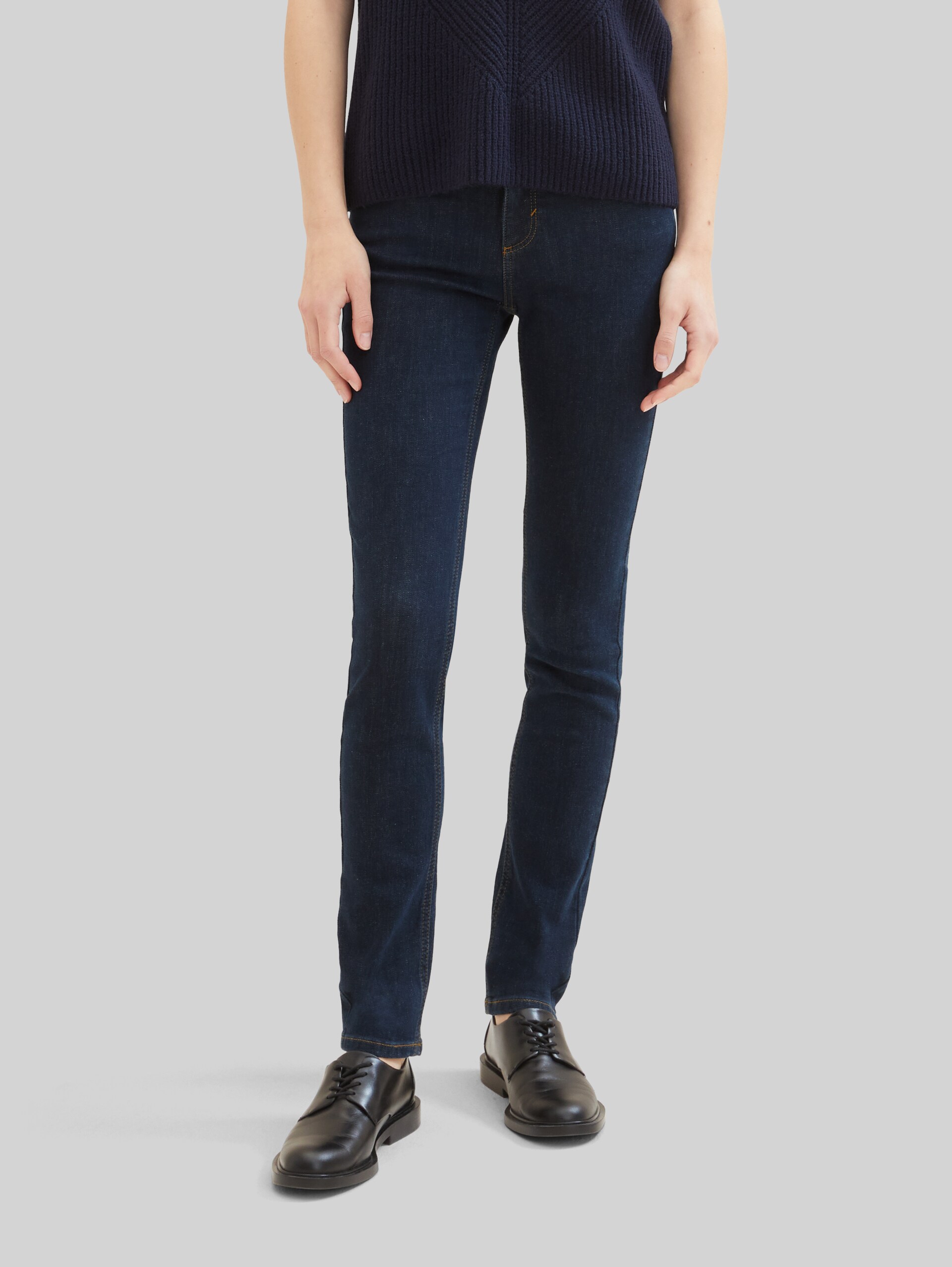 TTALEXA SLIM jeans - Clean Rinsed Blue Denim - Neckline model front view
