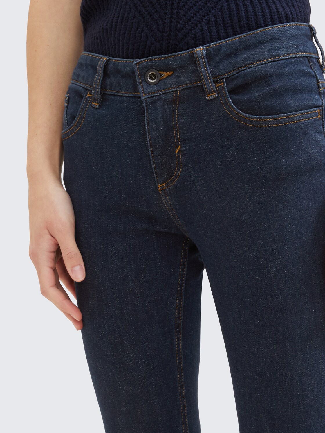 TTALEXA SLIM Jeans - Clean Rinsed Blue Denim - Detail-Model-Ansicht