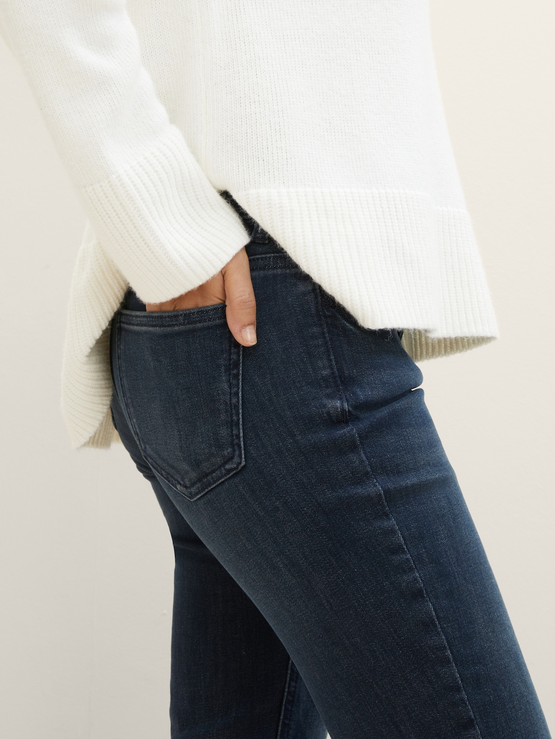 TTALEXA SLIM Jeans - dark stone wash denim - Detail-Model-Ansicht