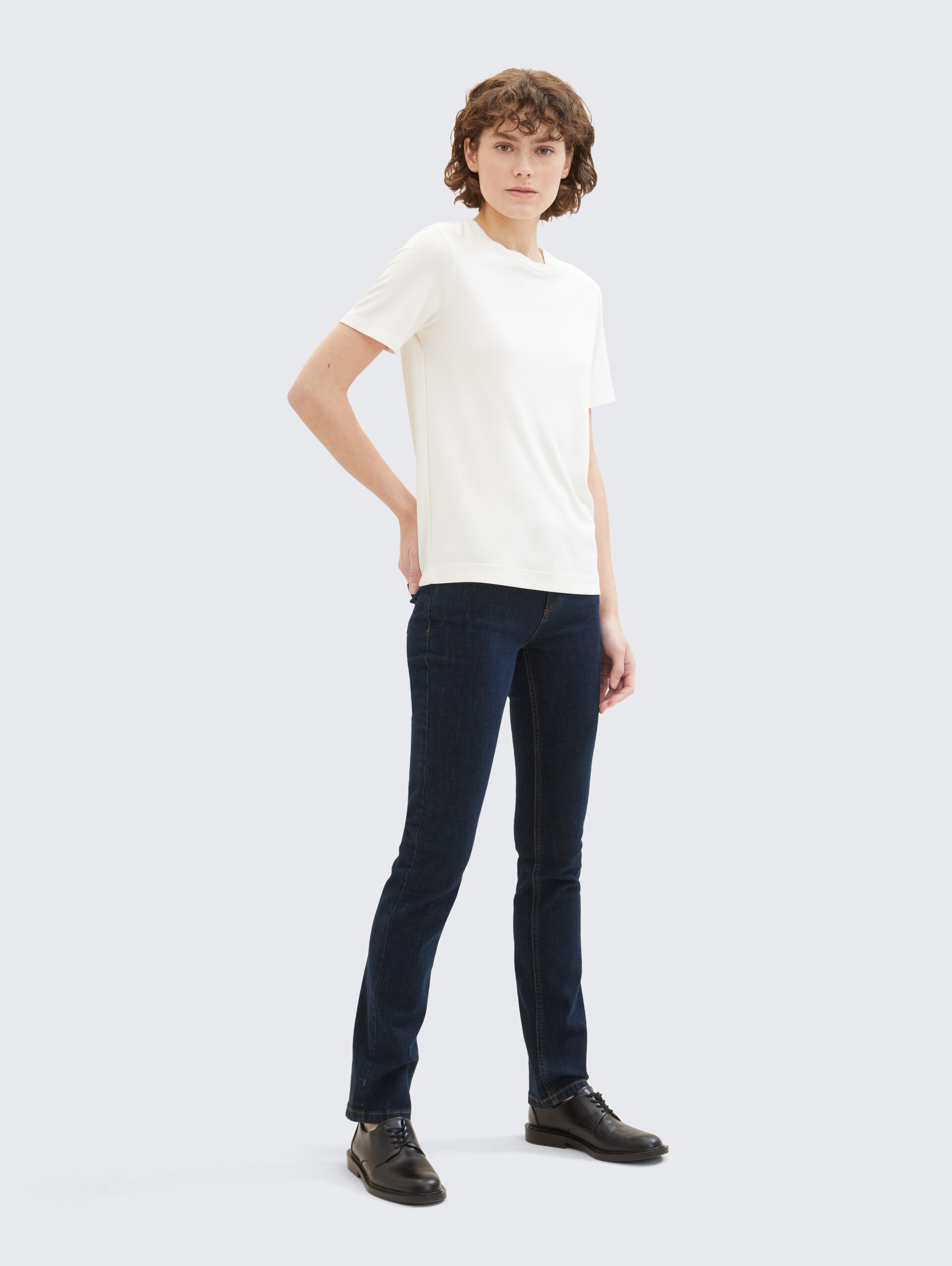 TTALEXA STRAIGHT Jeans - Clean Rinsed Blue Denim - Model-Vorderansicht