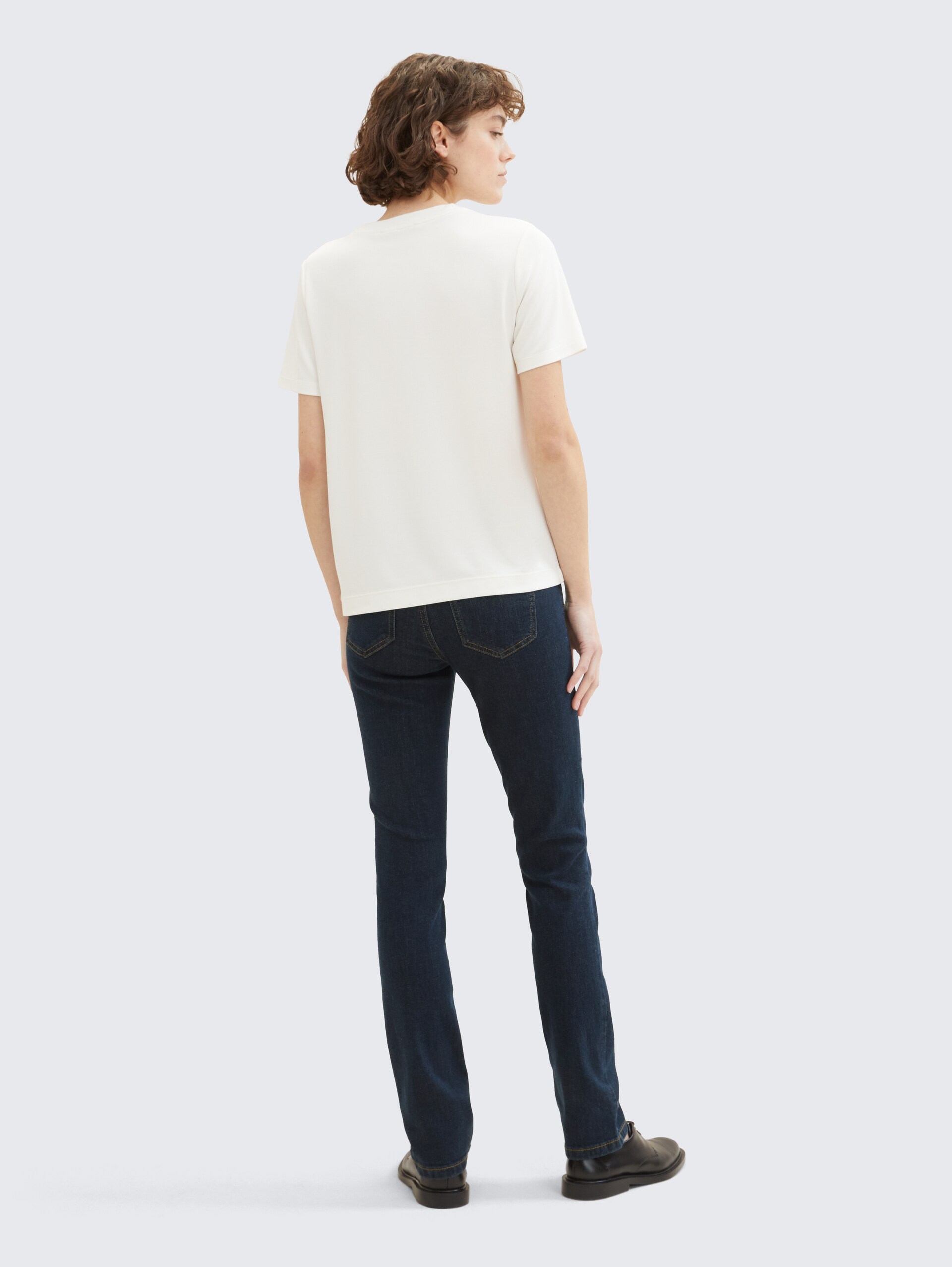 TTALEXA STRAIGHT Jeans - Clean Rinsed Blue Denim - Auschnitt Model-Rückansicht