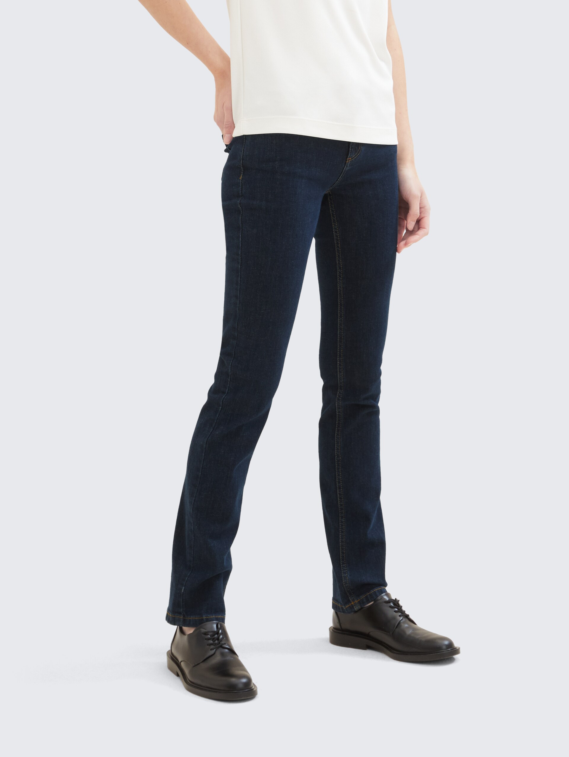TTALEXA STRAIGHT Jeans - Clean Rinsed Blue Denim - Ausschnitt Model-Vorderansicht
