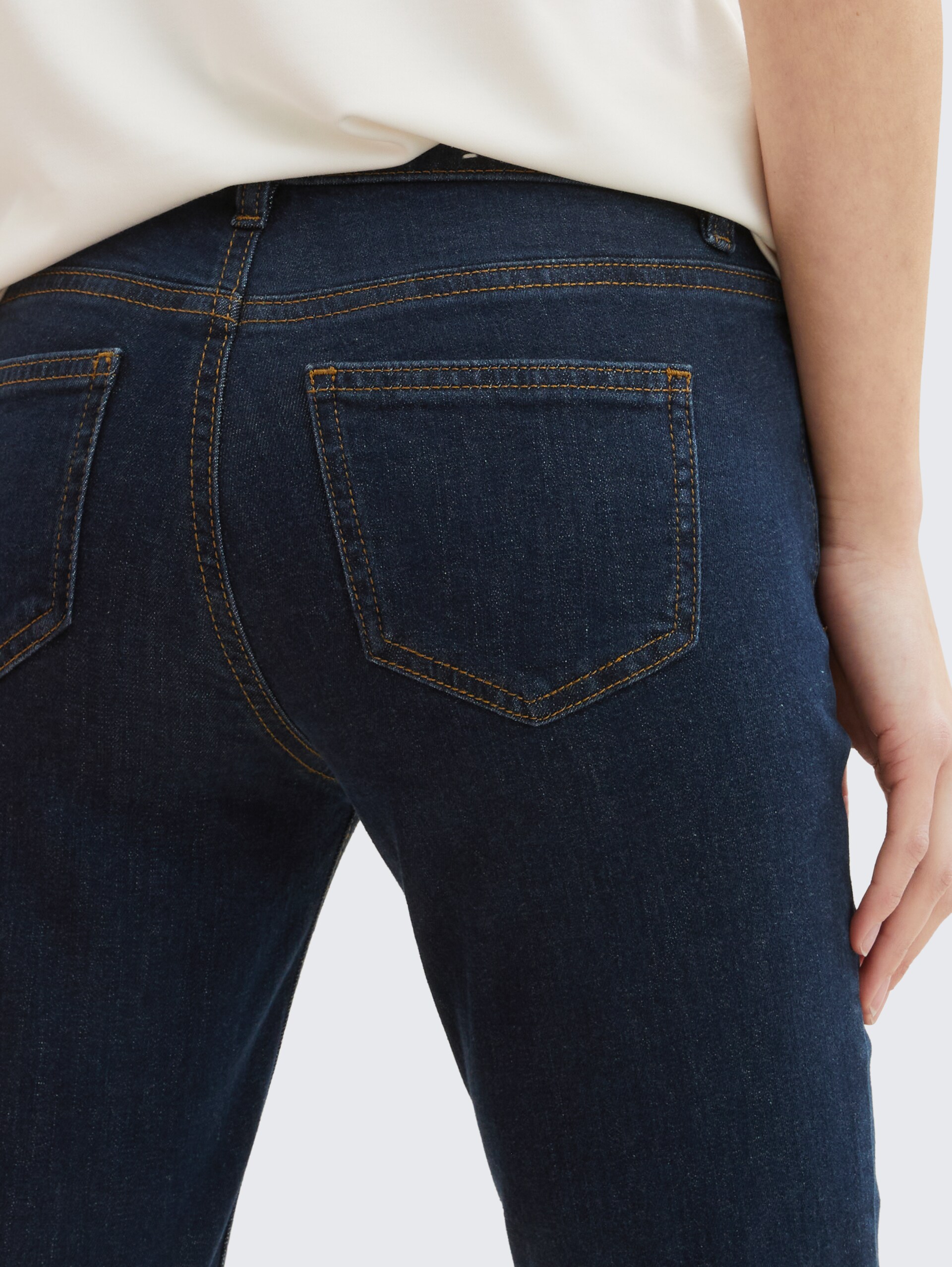 TTALEXA STRAIGHT Jeans - Clean Rinsed Blue Denim - Detail-Model-Ansicht