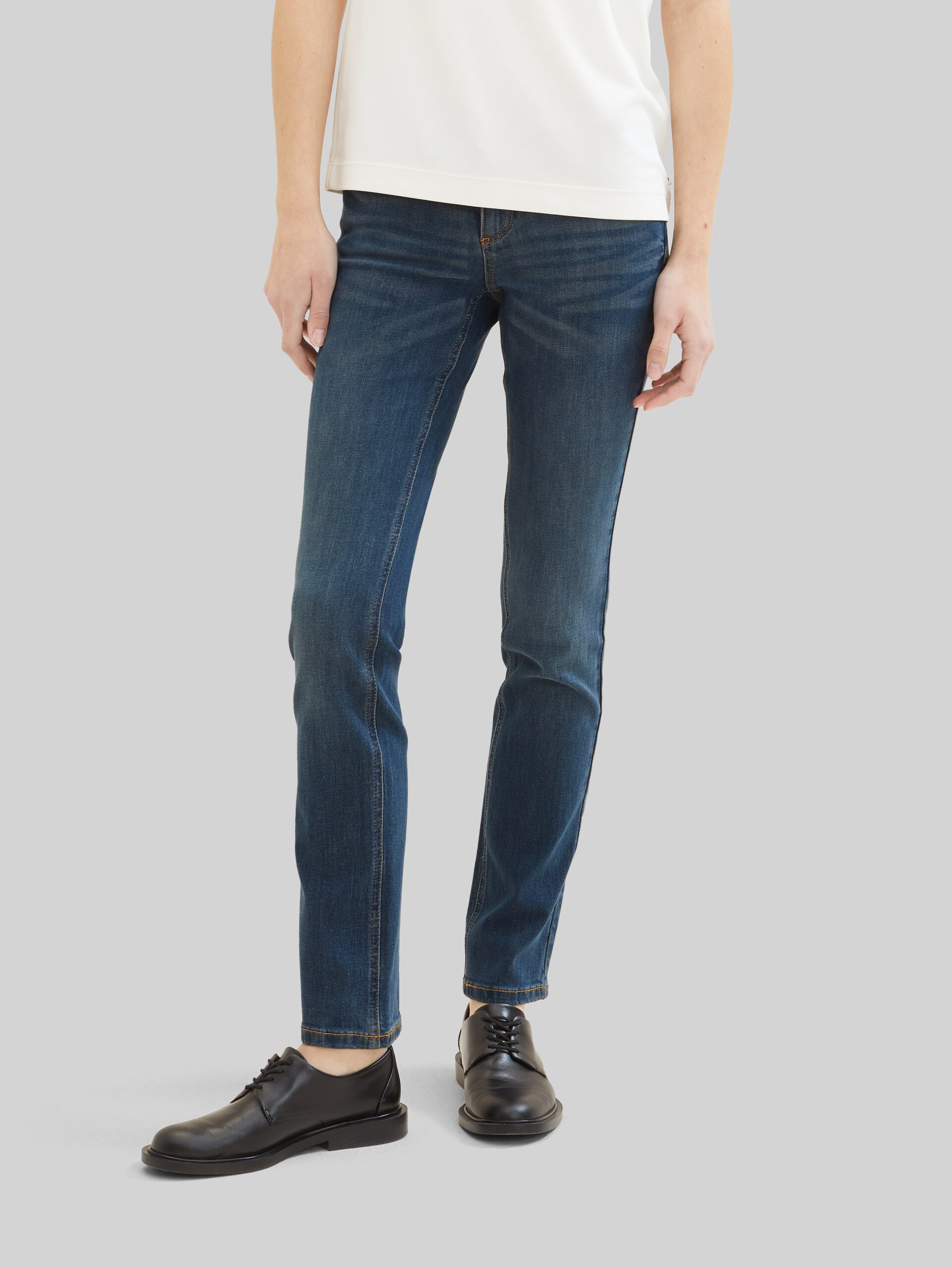 TTALEXA STRAIGHT Jeans - mid stone wash denim - Neckline model front view