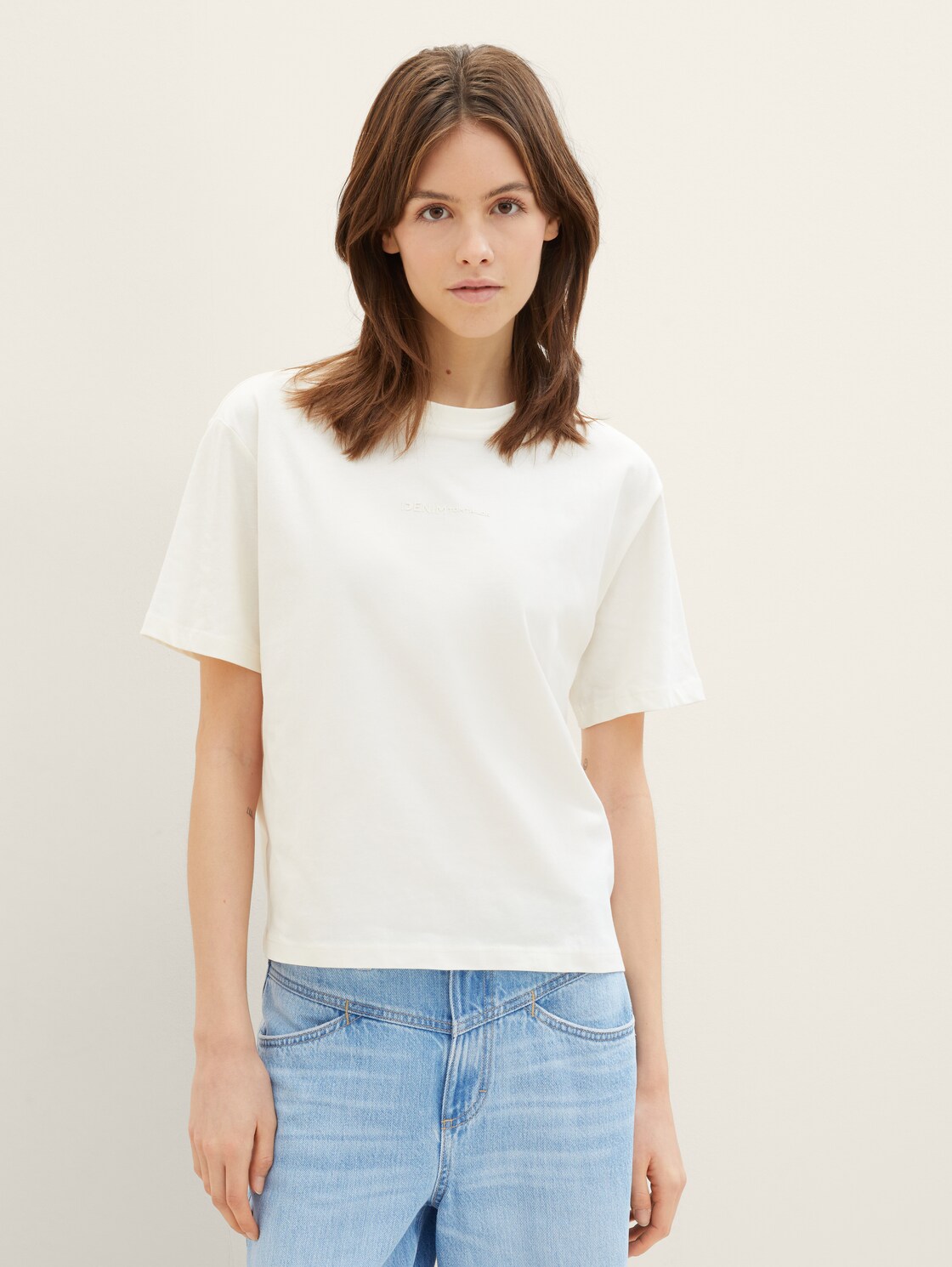 Boxy Fit T-Shirt aus Baumwolle - Gardenia White - Ausschnitt Model-Vorderansicht