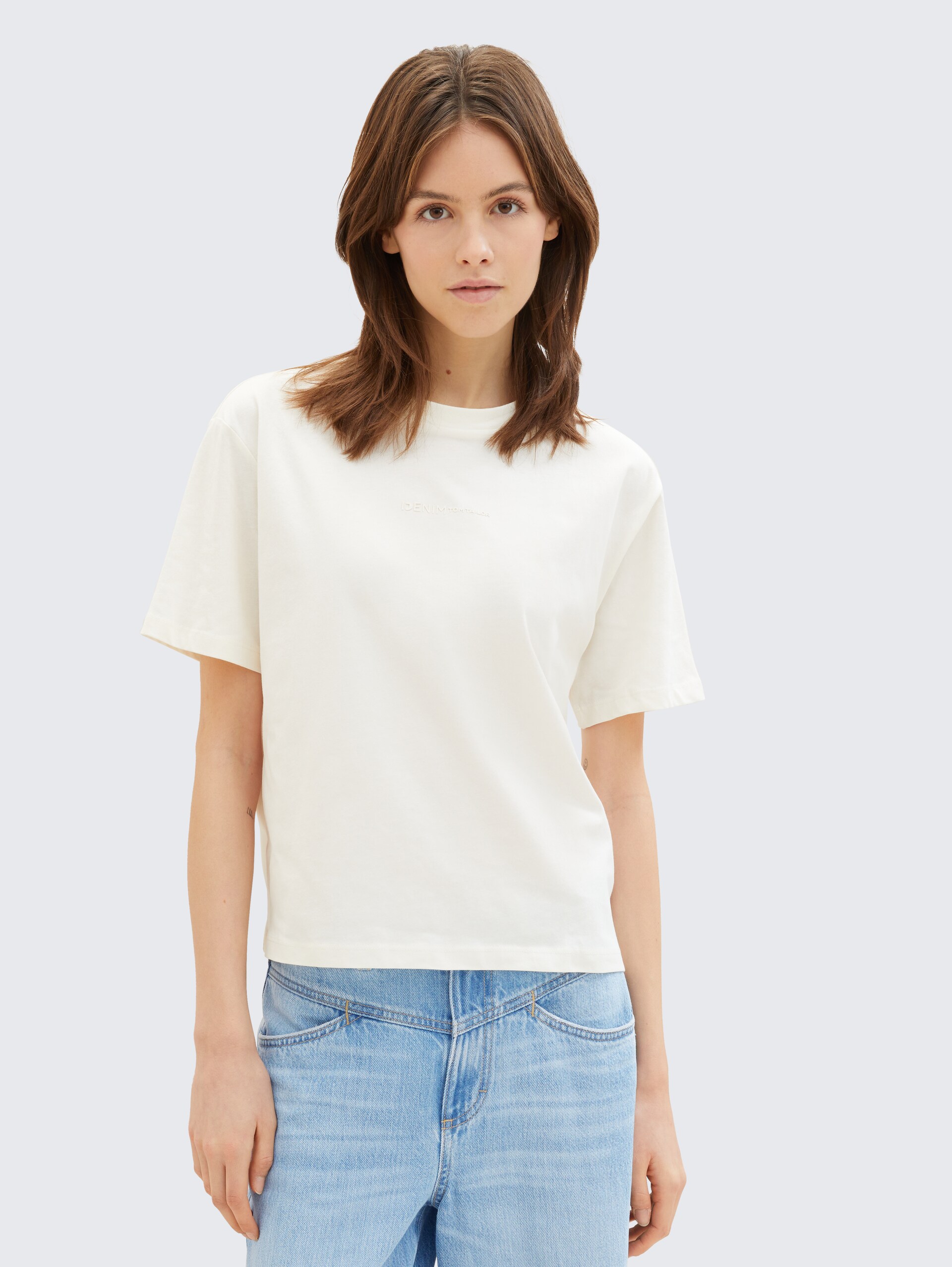 Boxy Fit T-Shirt aus Baumwolle - Gardenia White - Ausschnitt Model-Vorderansicht