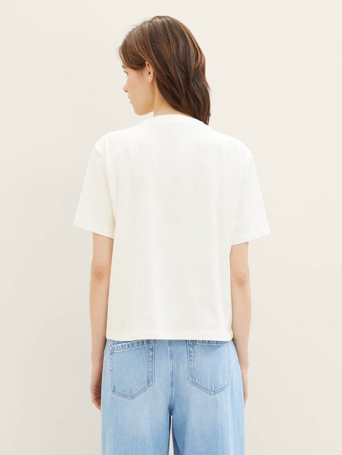 Boxy Fit T-Shirt aus Baumwolle - Gardenia White - Auschnitt Model-Rückansicht