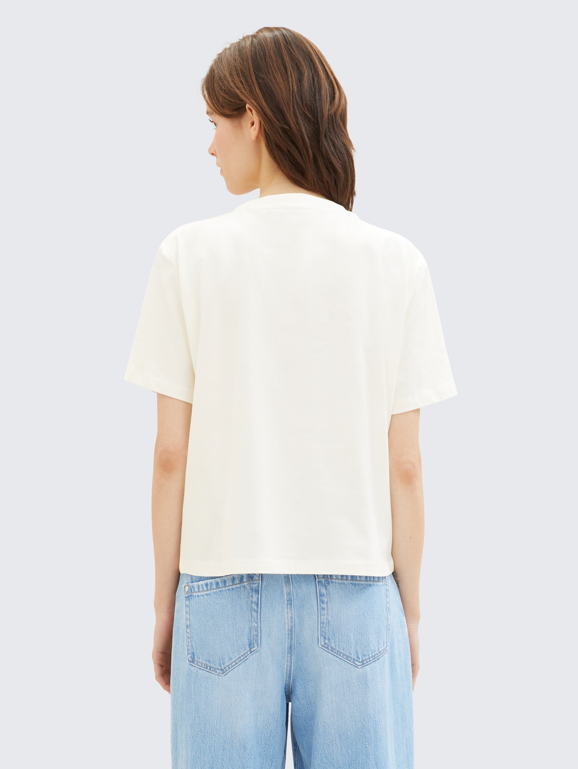 Boxy Fit T-Shirt aus Baumwolle - Gardenia White - Auschnitt Model-Rückansicht