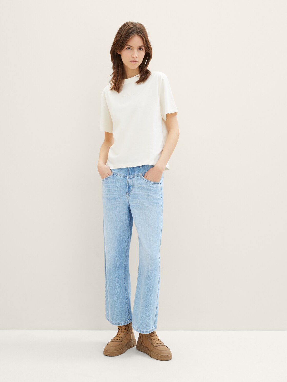 Boxy Fit T-Shirt aus Baumwolle - Gardenia White - Model-Vorderansicht