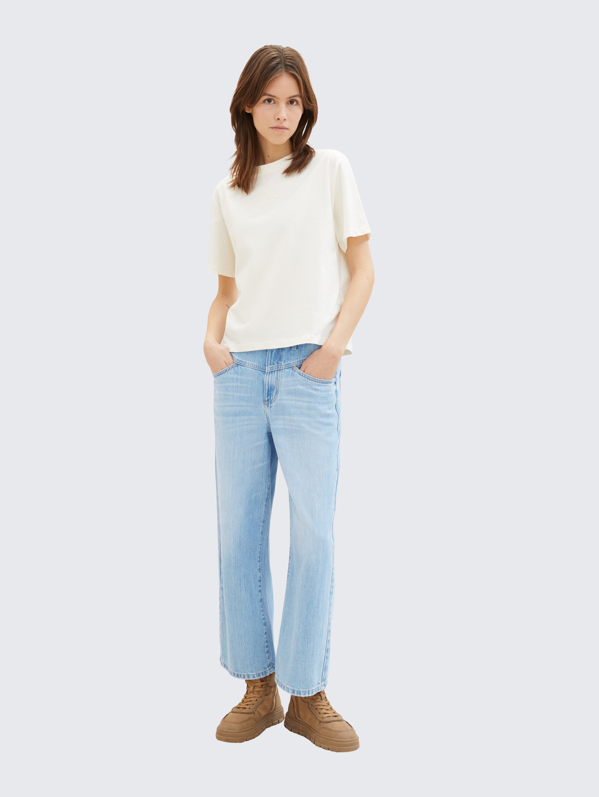 Boxy Fit T-Shirt aus Baumwolle - Gardenia White - Model-Vorderansicht