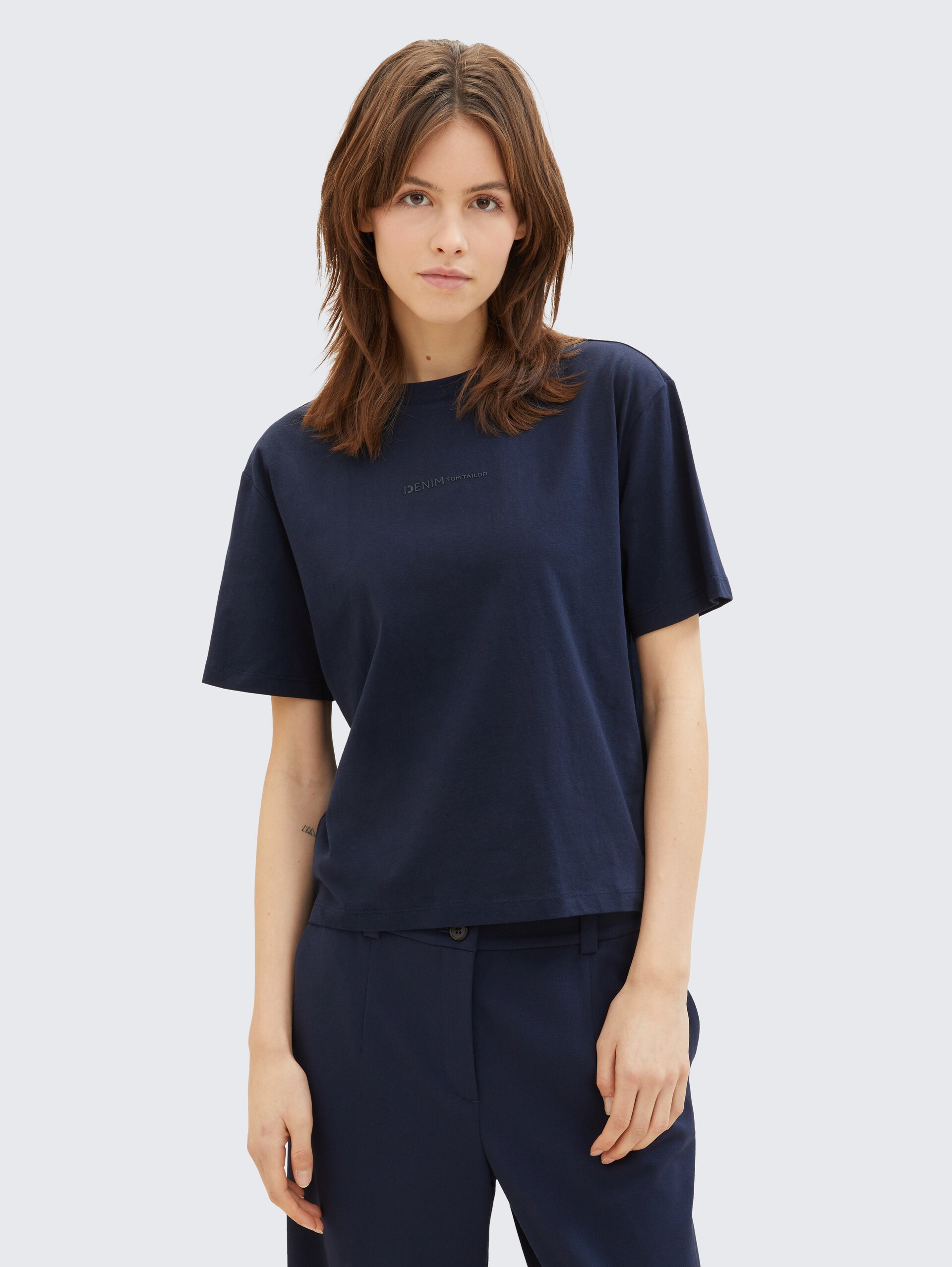 Boxy Fit T-Shirt aus Baumwolle - sky captain blue - Ausschnitt Model-Vorderansicht