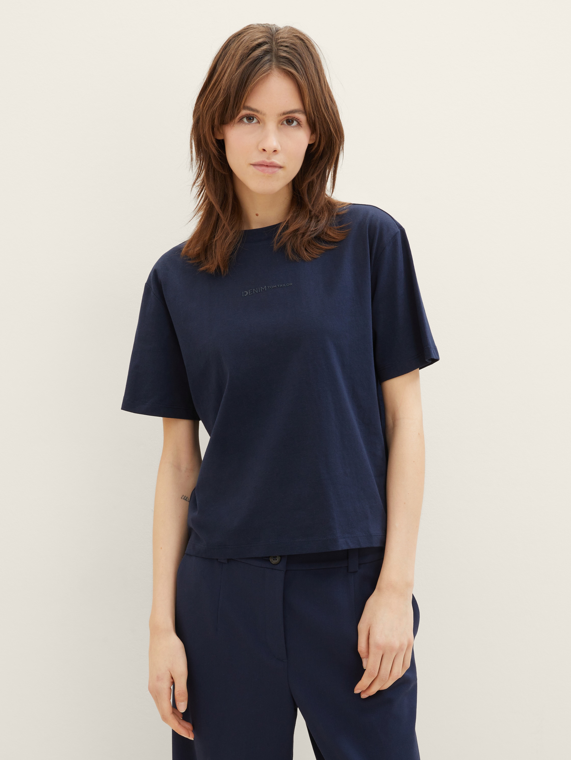 Boxy Fit T-Shirt aus Baumwolle - sky captain blue - Ausschnitt Model-Vorderansicht