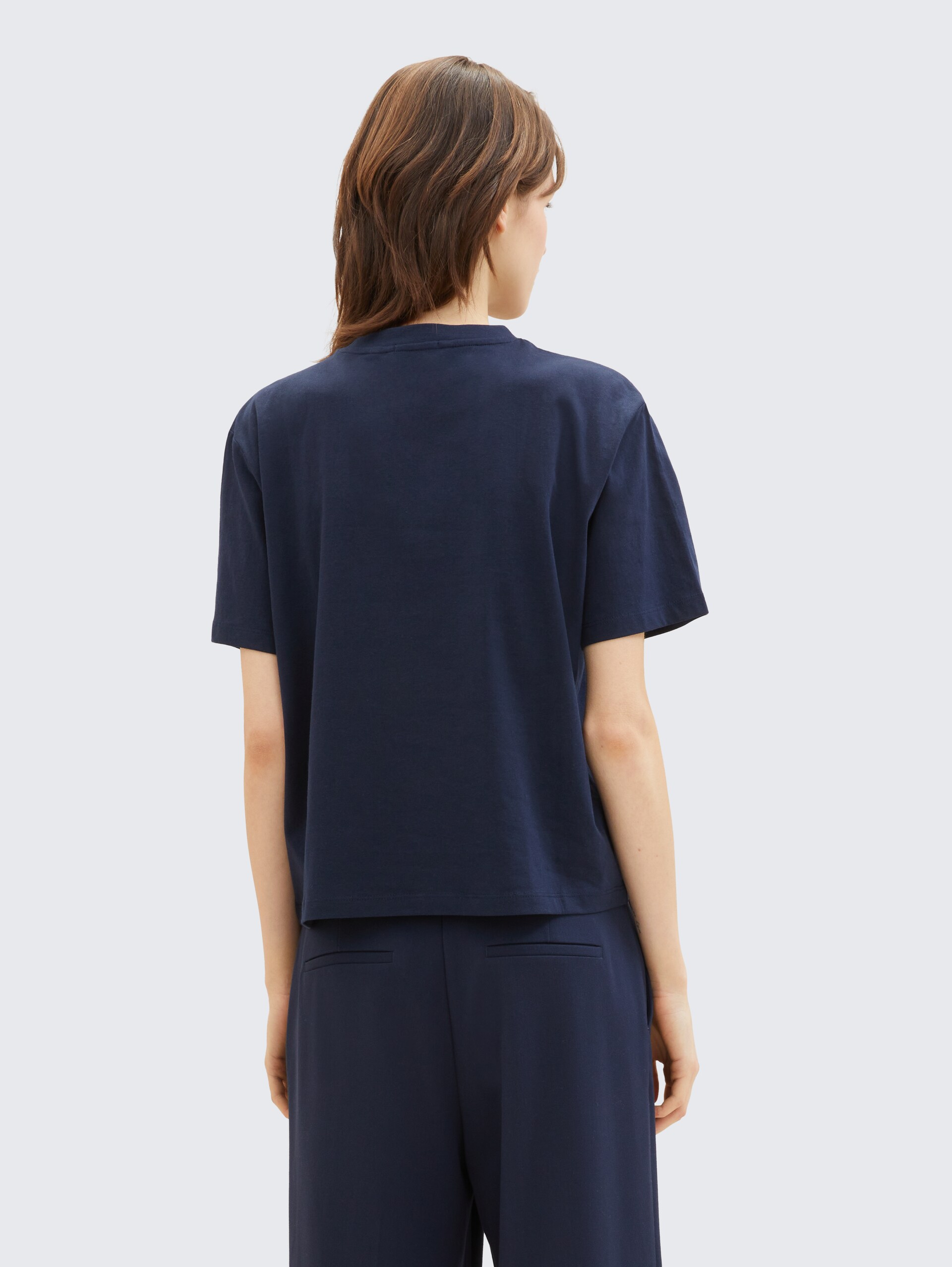 Boxy Fit T-Shirt aus Baumwolle - sky captain blue - Auschnitt Model-Rückansicht