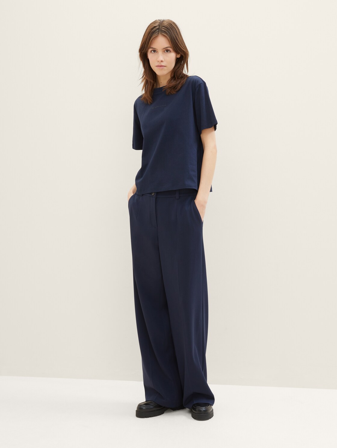 Boxy Fit T-Shirt aus Baumwolle - sky captain blue - Model-Vorderansicht