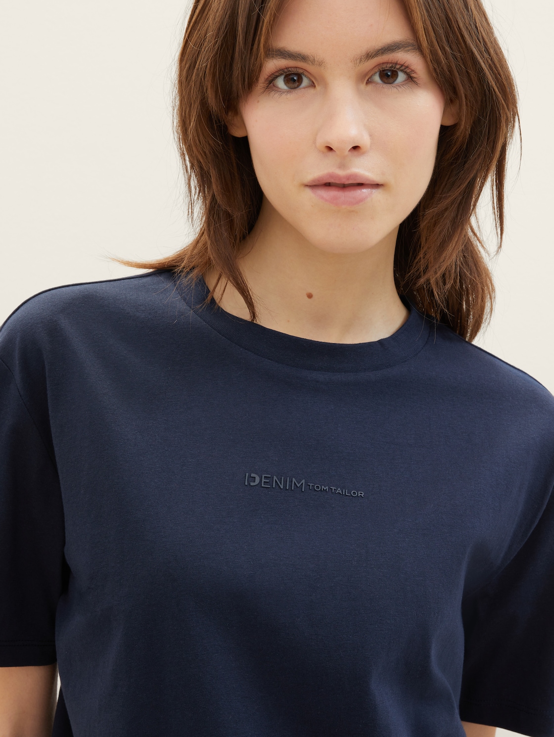 Boxy Fit T-Shirt aus Baumwolle - sky captain blue - Detail-Model-Ansicht