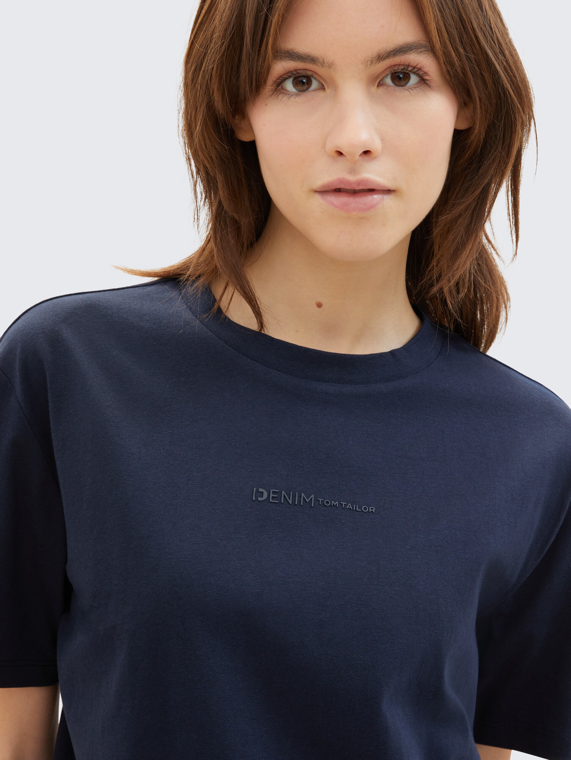 Boxy Fit T-Shirt aus Baumwolle - sky captain blue - Detail-Model-Ansicht