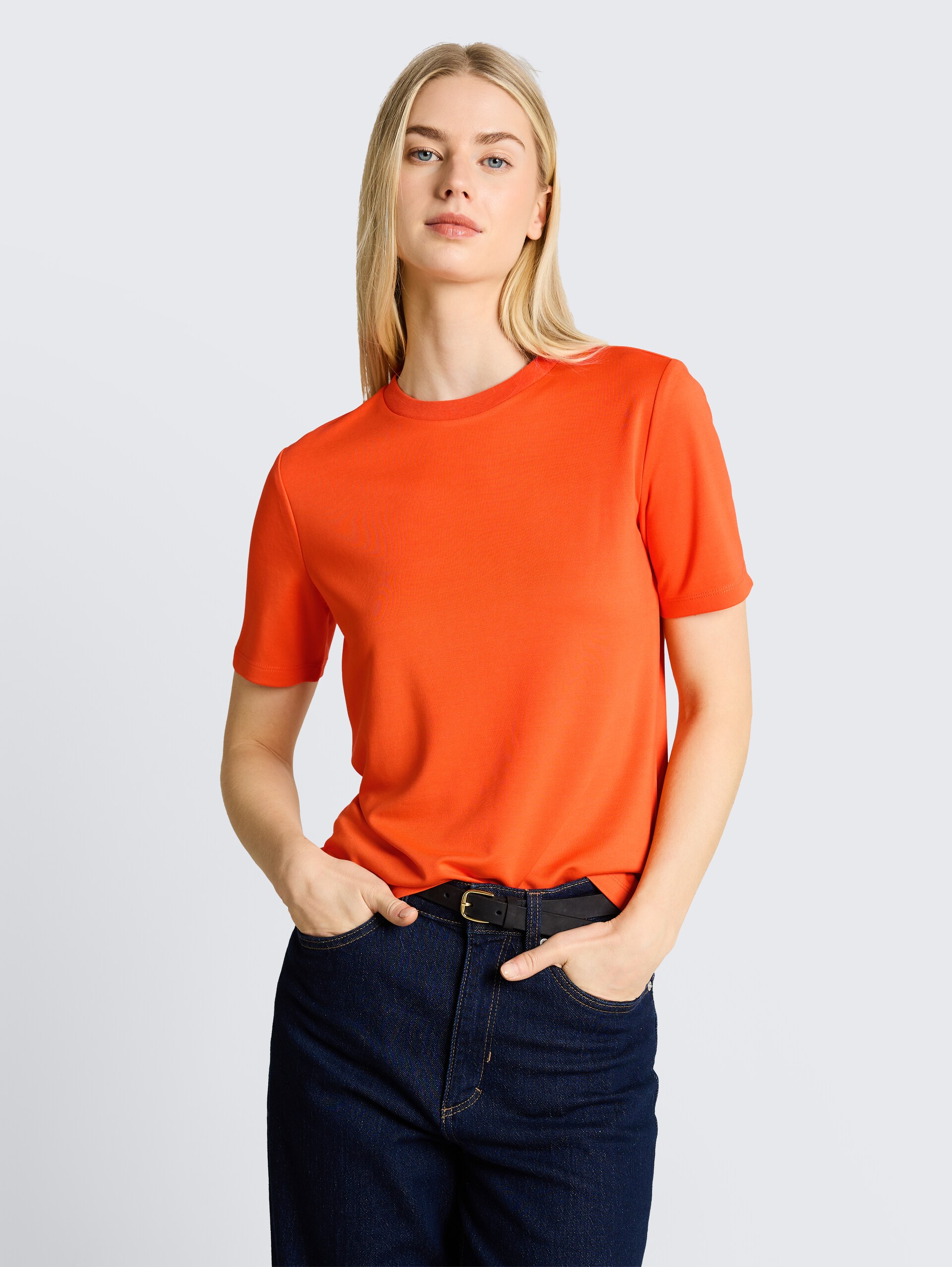 T-shirt met losse pasvorm - Fiery Orange - Nek model vooraanzicht