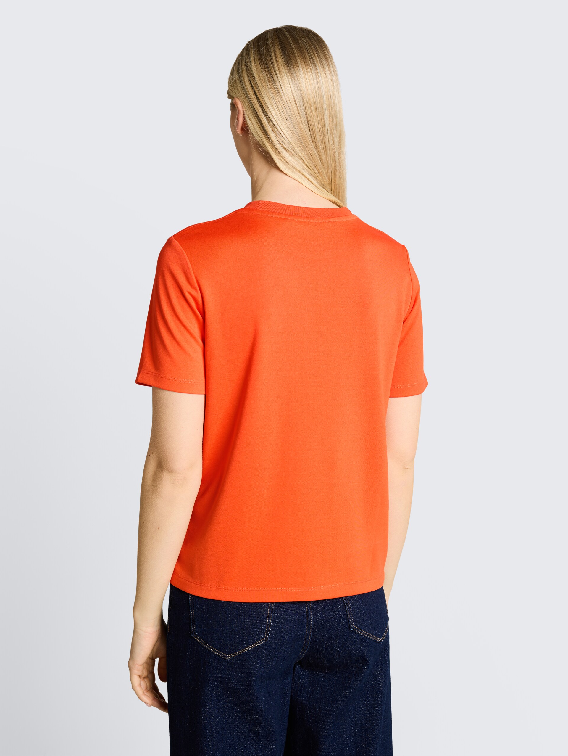 T-shirt met losse pasvorm - Fiery Orange - Neklijn model-achteraanzicht
